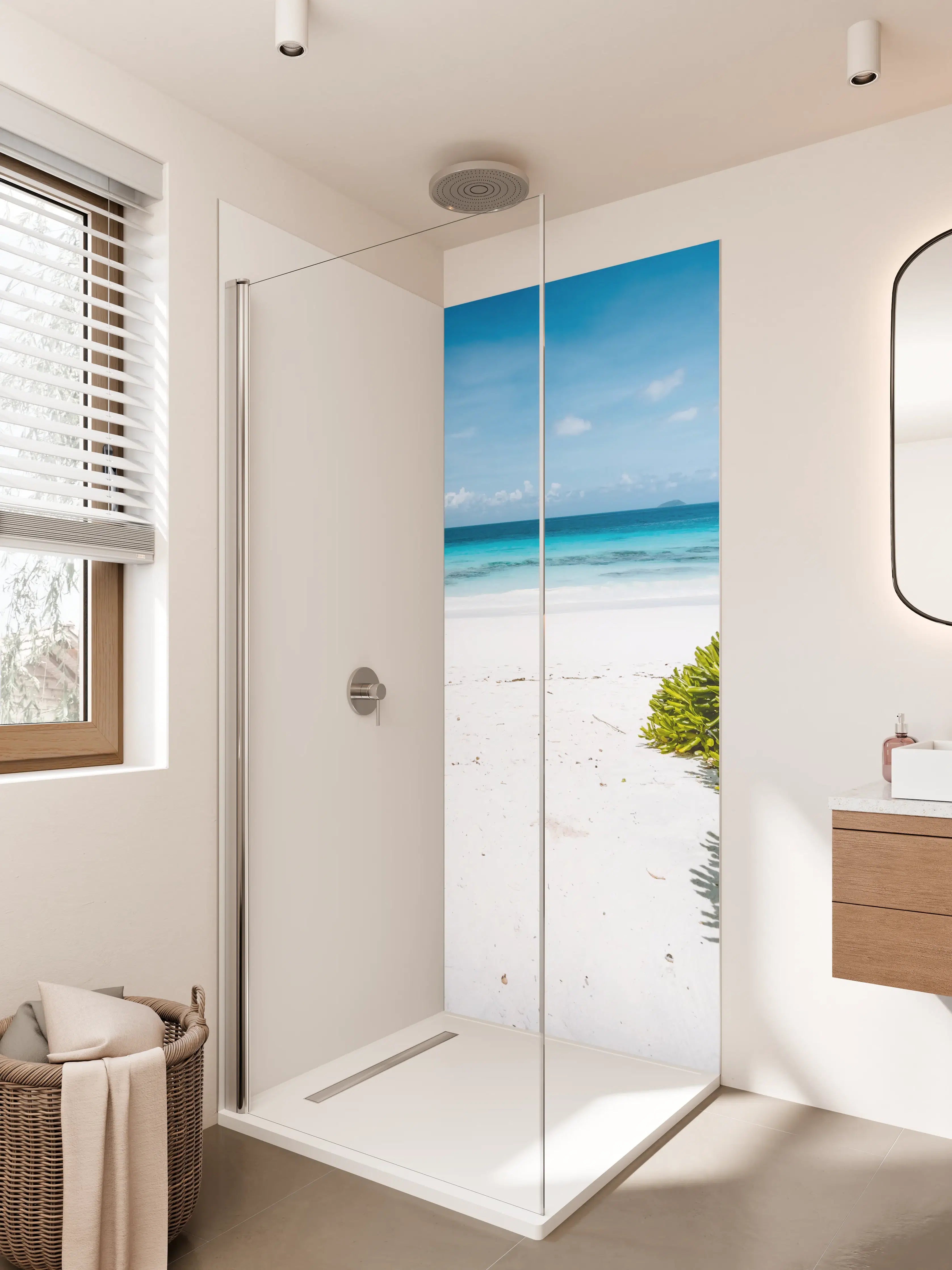 Duschrückwand - Blaue Meeresküste mit weißem Sandstrand