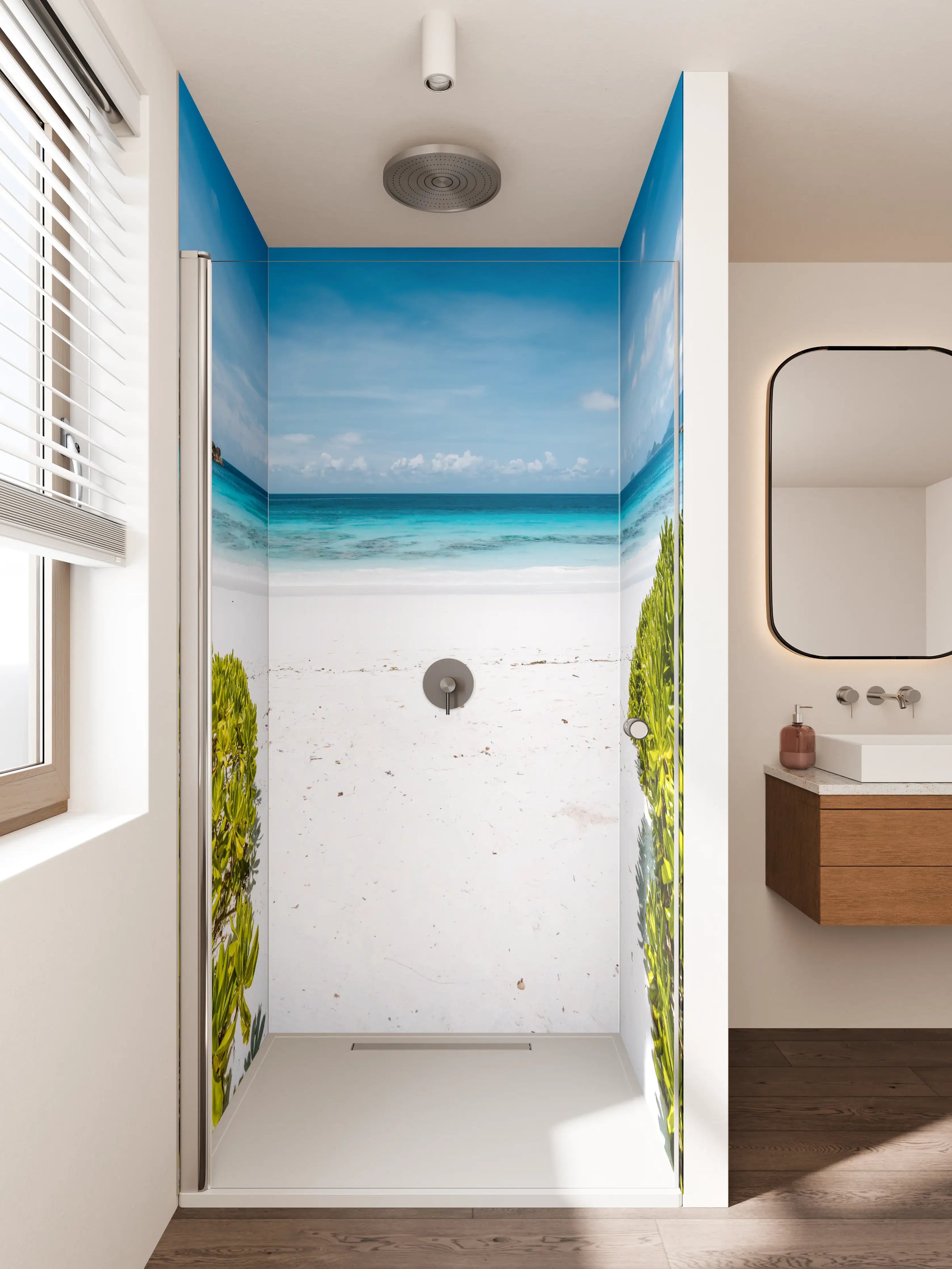 Duschrückwand - Blaue Meeresküste mit weißem Sandstrand