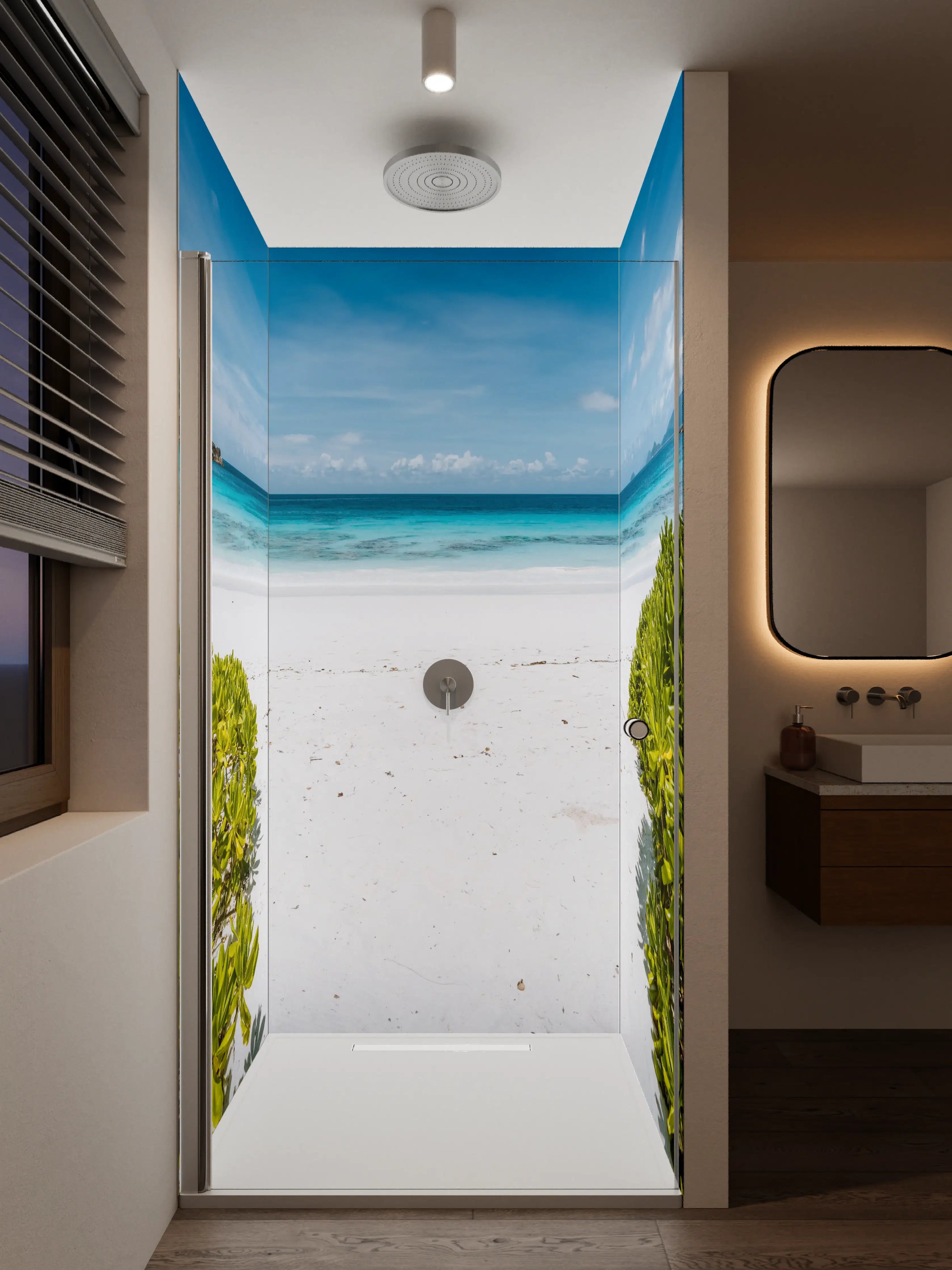 Duschrückwand - Blaue Meeresküste mit weißem Sandstrand