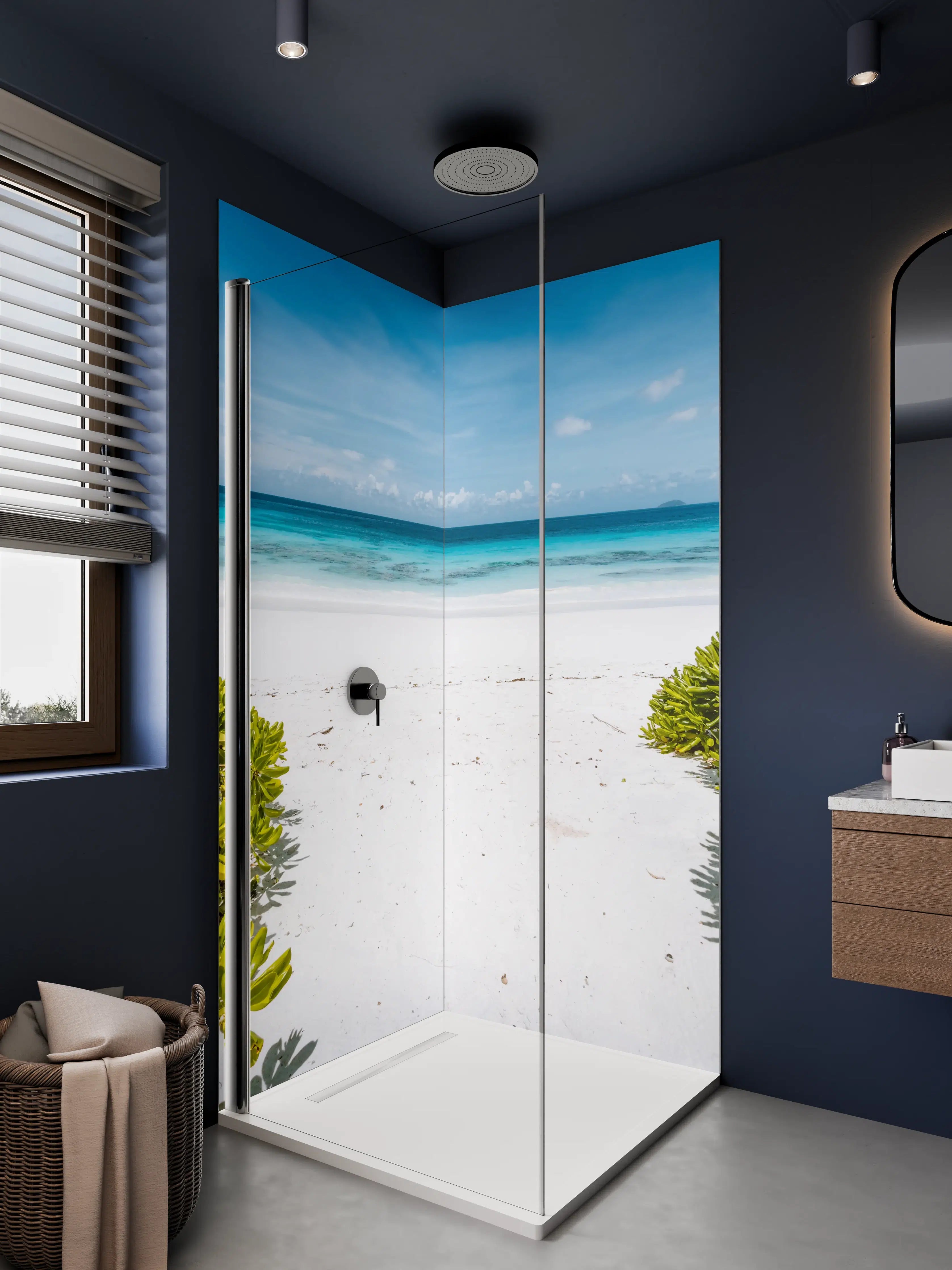 Duschrückwand - Blaue Meeresküste mit weißem Sandstrand