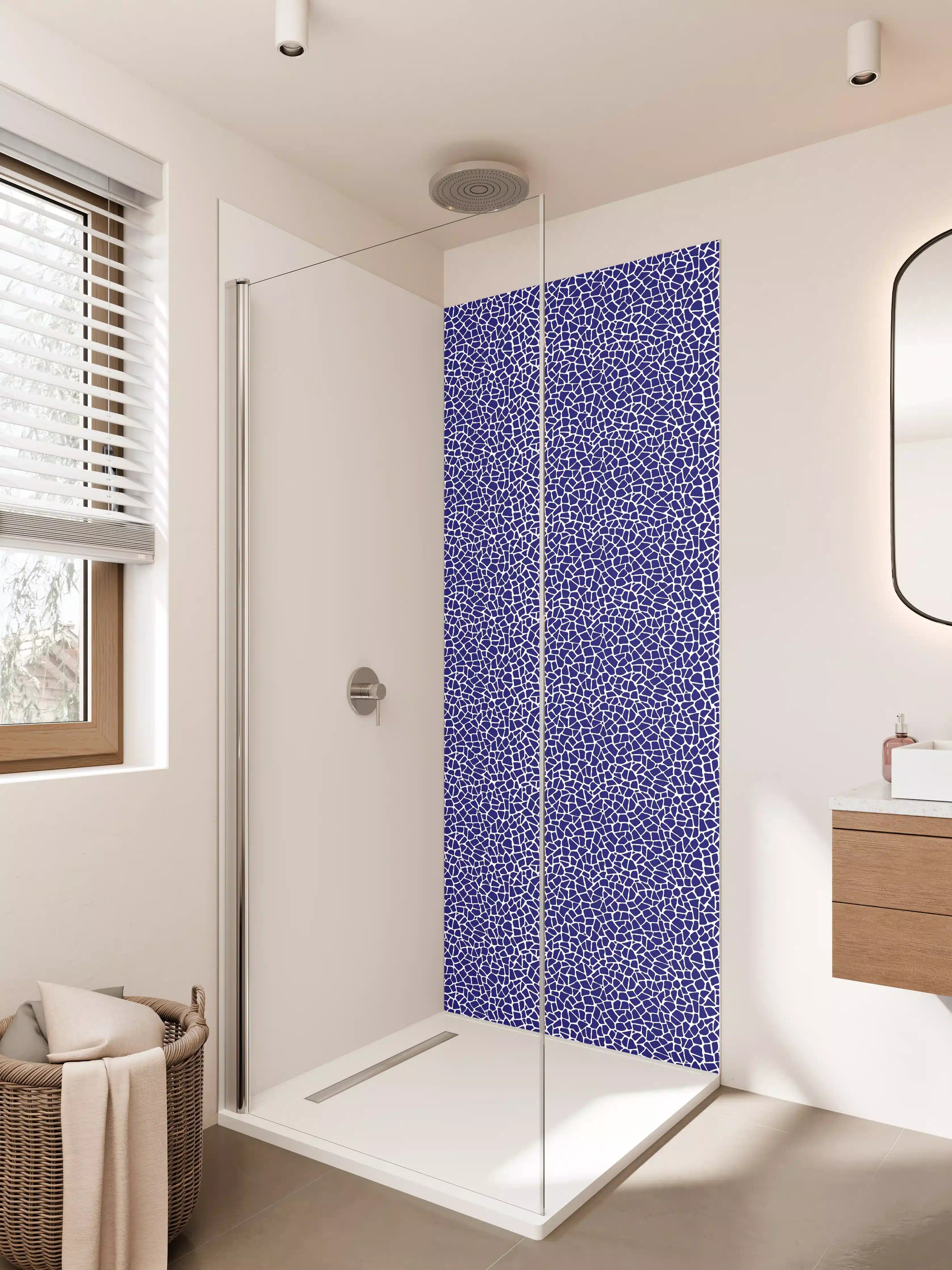 Duschrückwand - Blaue Mosaik-Textur mit feiner Struktur