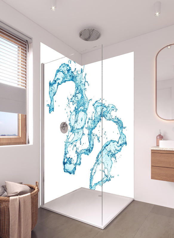 Duschrückwand - Blaue Wasser Spritzer weißer Hintergrund in hellem Badezimmer mit Regenduschkopf  - zweiteilige Eck-Duschrückwand