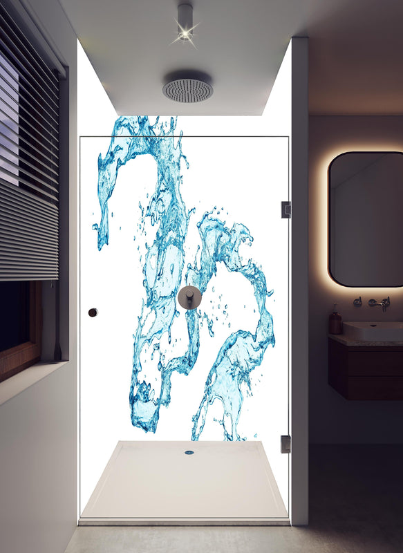 Duschrückwand - Blaue Wasser Spritzer weißer Hintergrund in hellem Badezimmer mit Regenduschkopf  - zweiteilige Eck-Duschrückwand