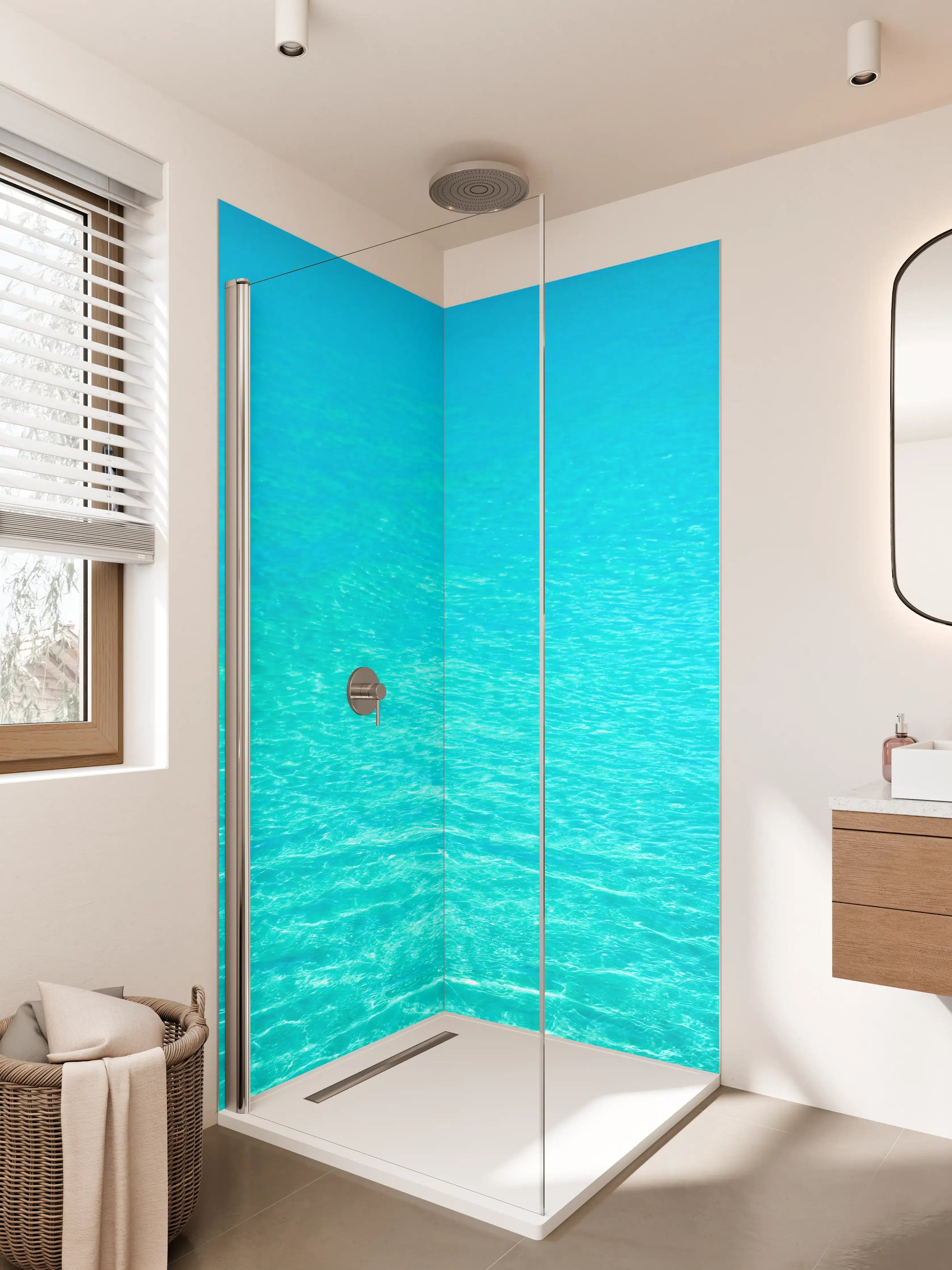 Duschrückwand - Blauer Ozean mit sanften Wellen im Sonnenlicht