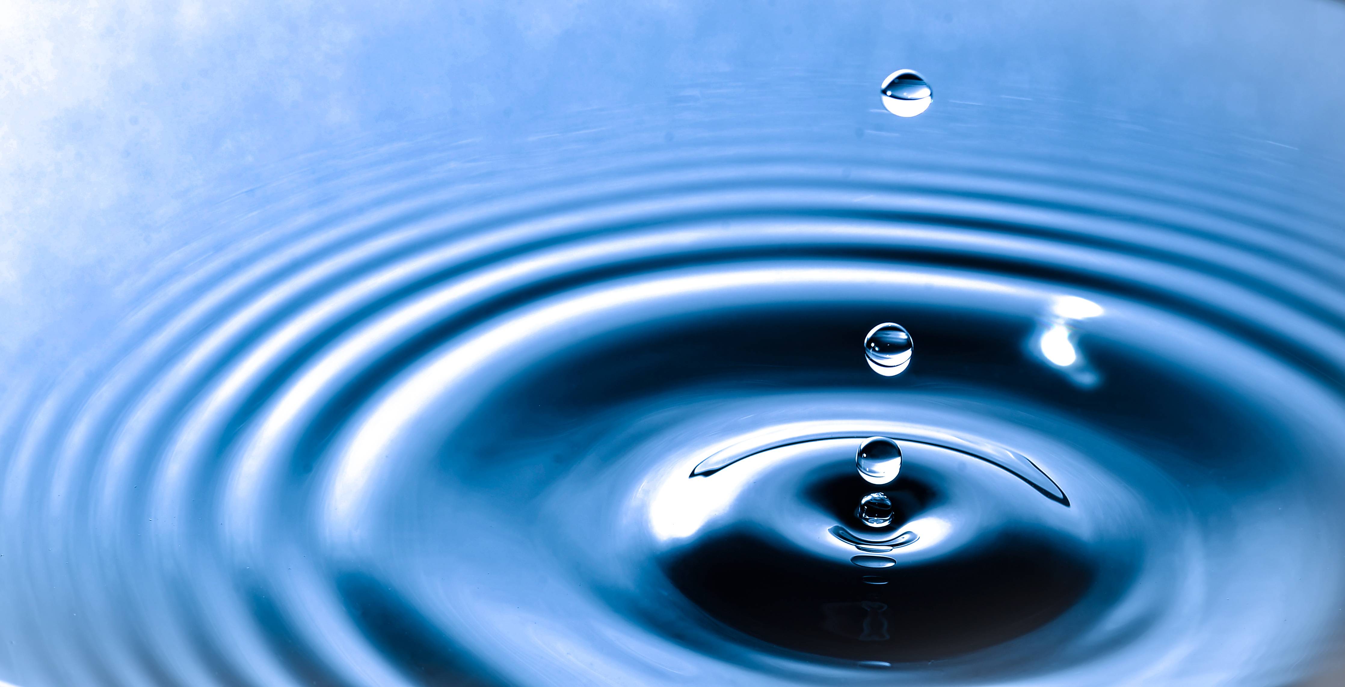 Duschrückwand-Blauer Wassertropfen mit Kreisen