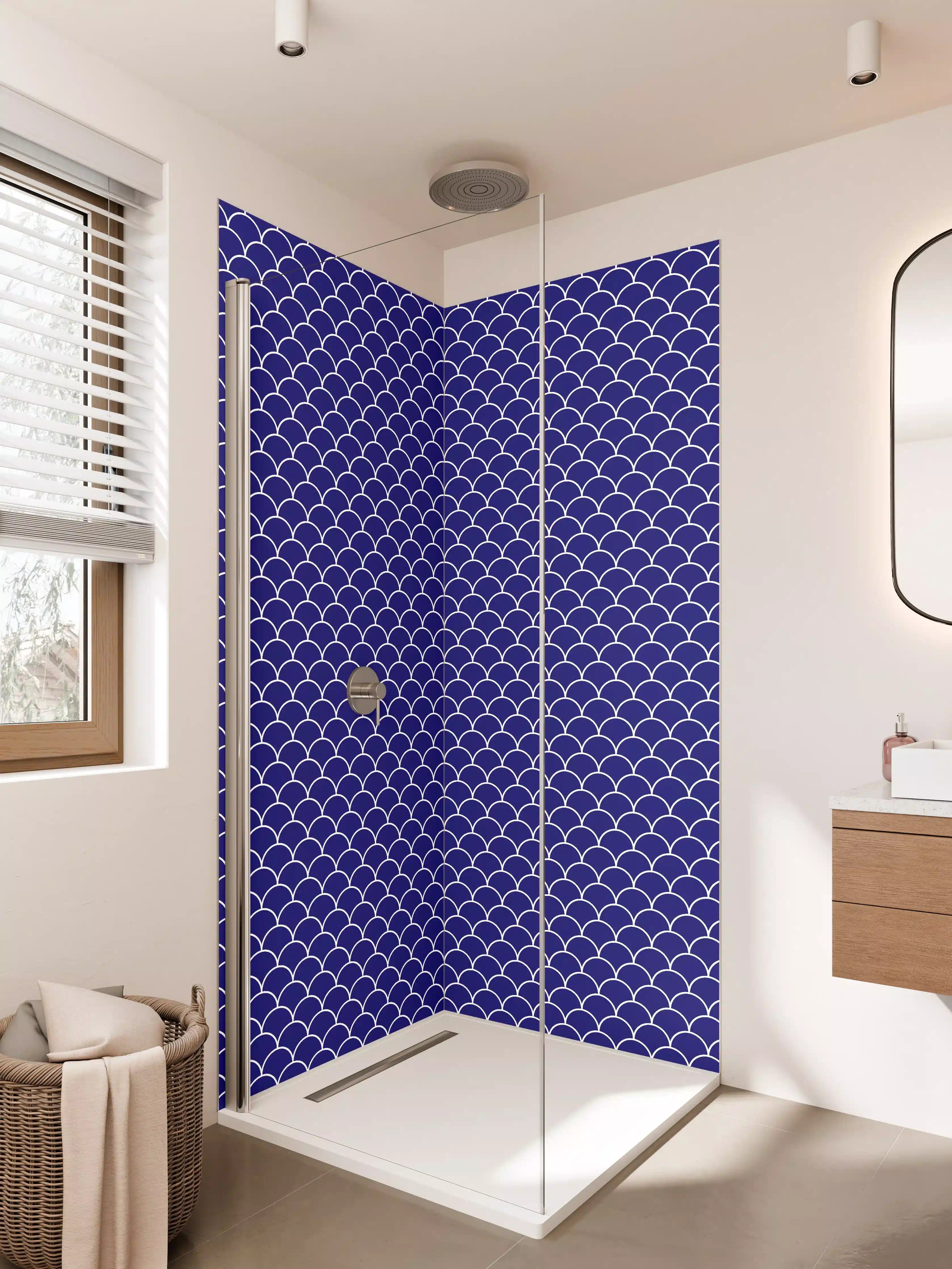 Duschrückwand - Blaues Fischschuppenmuster mit weißem Akzent
