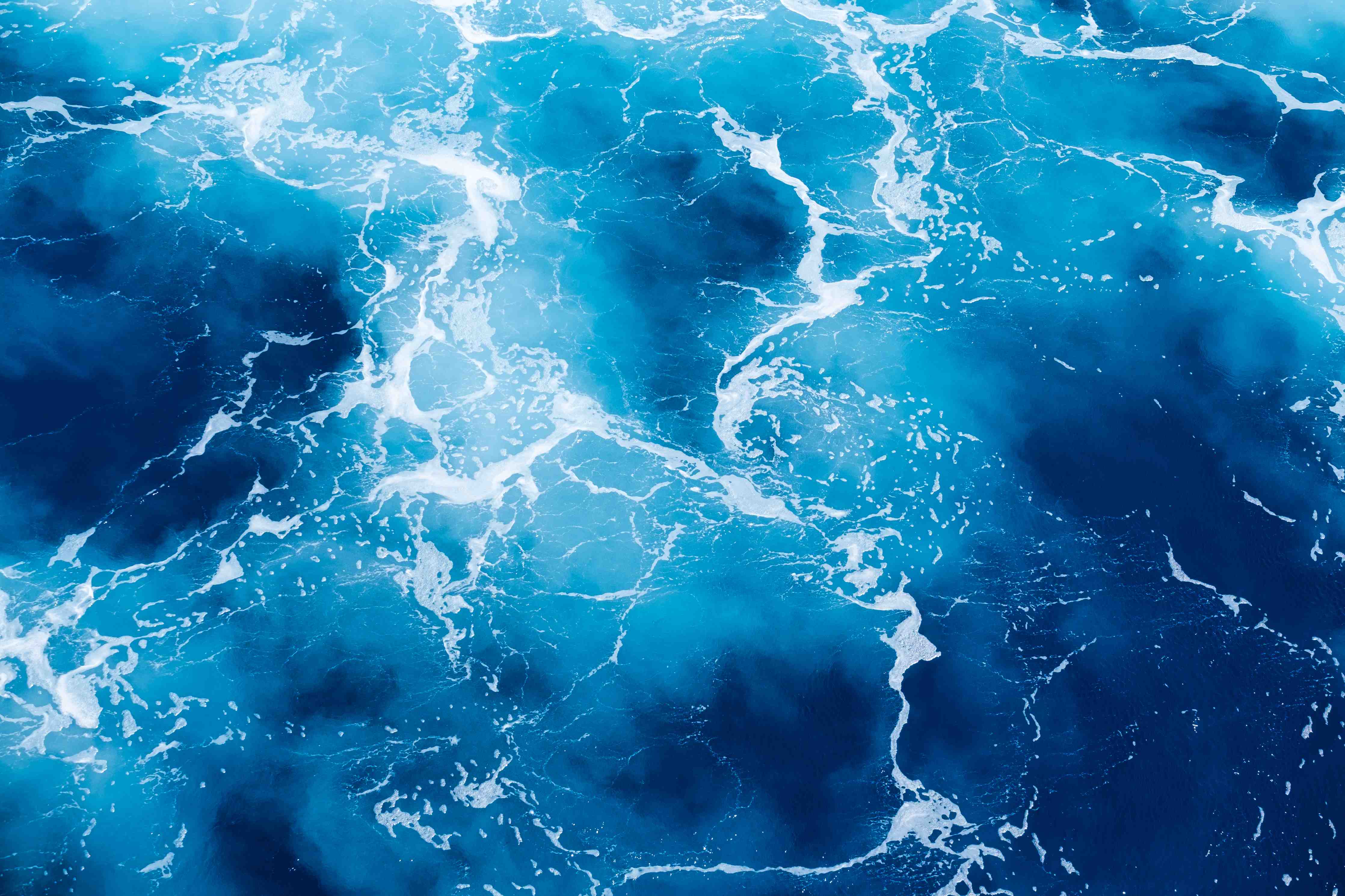 Duschrückwand-Blaues Wasser mit weißer Gischt