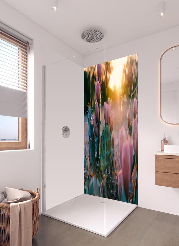 Duschrückwand - Blühender Kaktus bei Sonnenuntergang  in hellem Badezimmer mit Regenduschkopf  - zweiteilige Eck-Duschrückwand