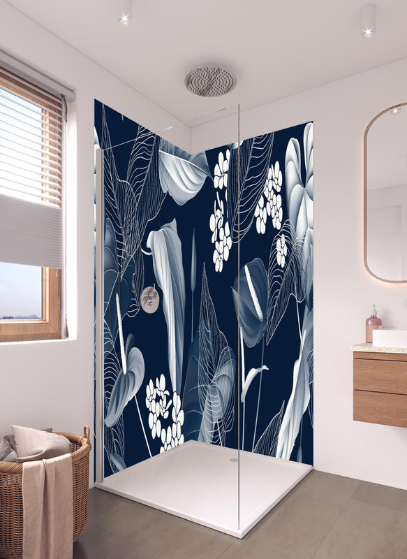 Duschrückwand - Blumiges Anthurium Muster auf Dunkelblau in hellem Badezimmer mit Regenduschkopf  - zweiteilige Eck-Duschrückwand