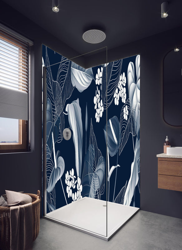 Duschrückwand - Blumiges Anthurium Muster auf Dunkelblau in hellem Badezimmer mit Regenduschkopf  - zweiteilige Eck-Duschrückwand