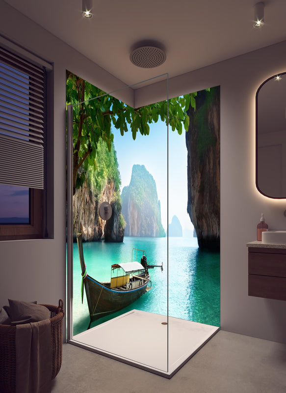 Duschrückwand - Boot auf kleiner Insel in Thailand in hellem Badezimmer mit Regenduschkopf  - zweiteilige Eck-Duschrückwand