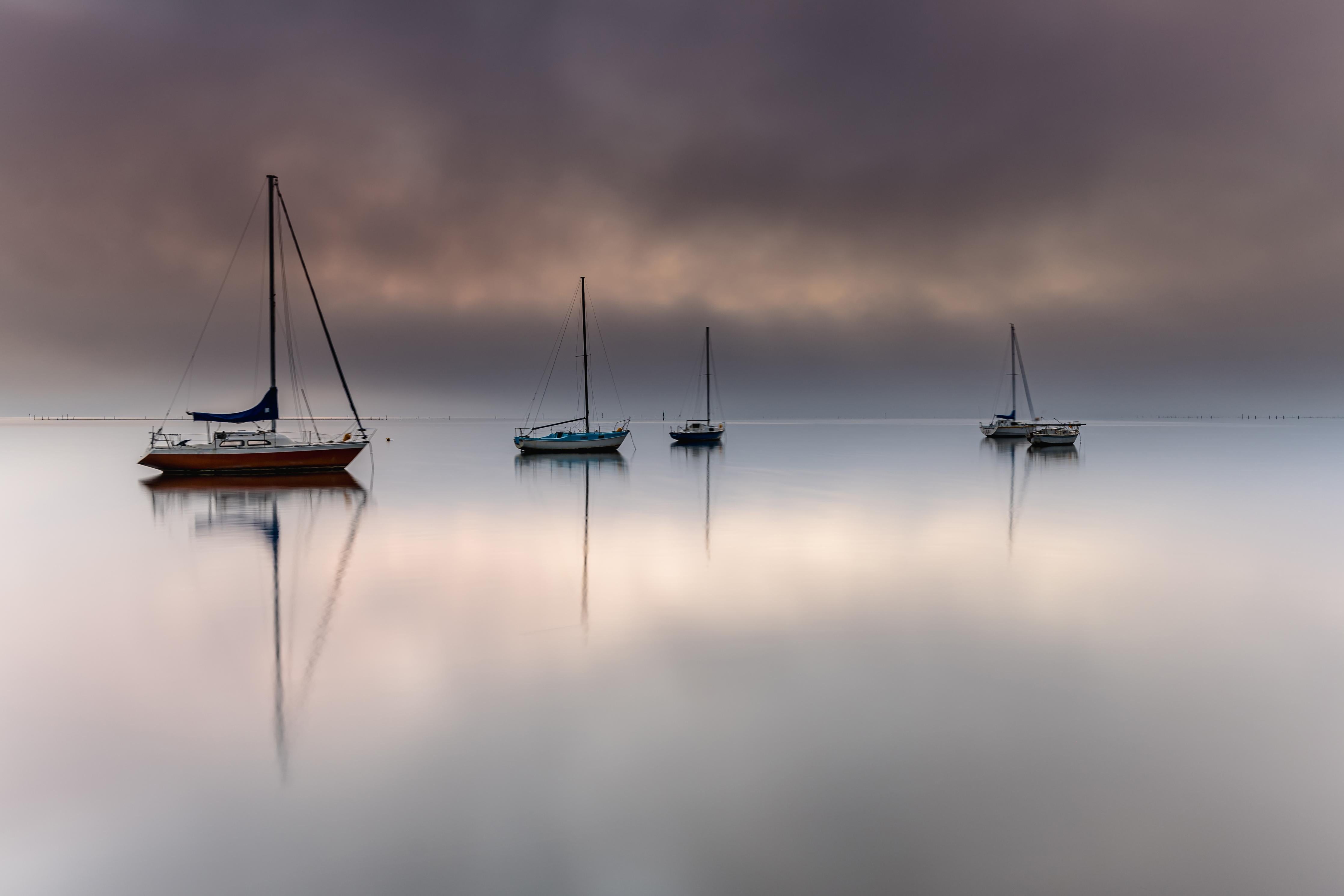 Duschrückwand-Boote auf nebeligem Meer