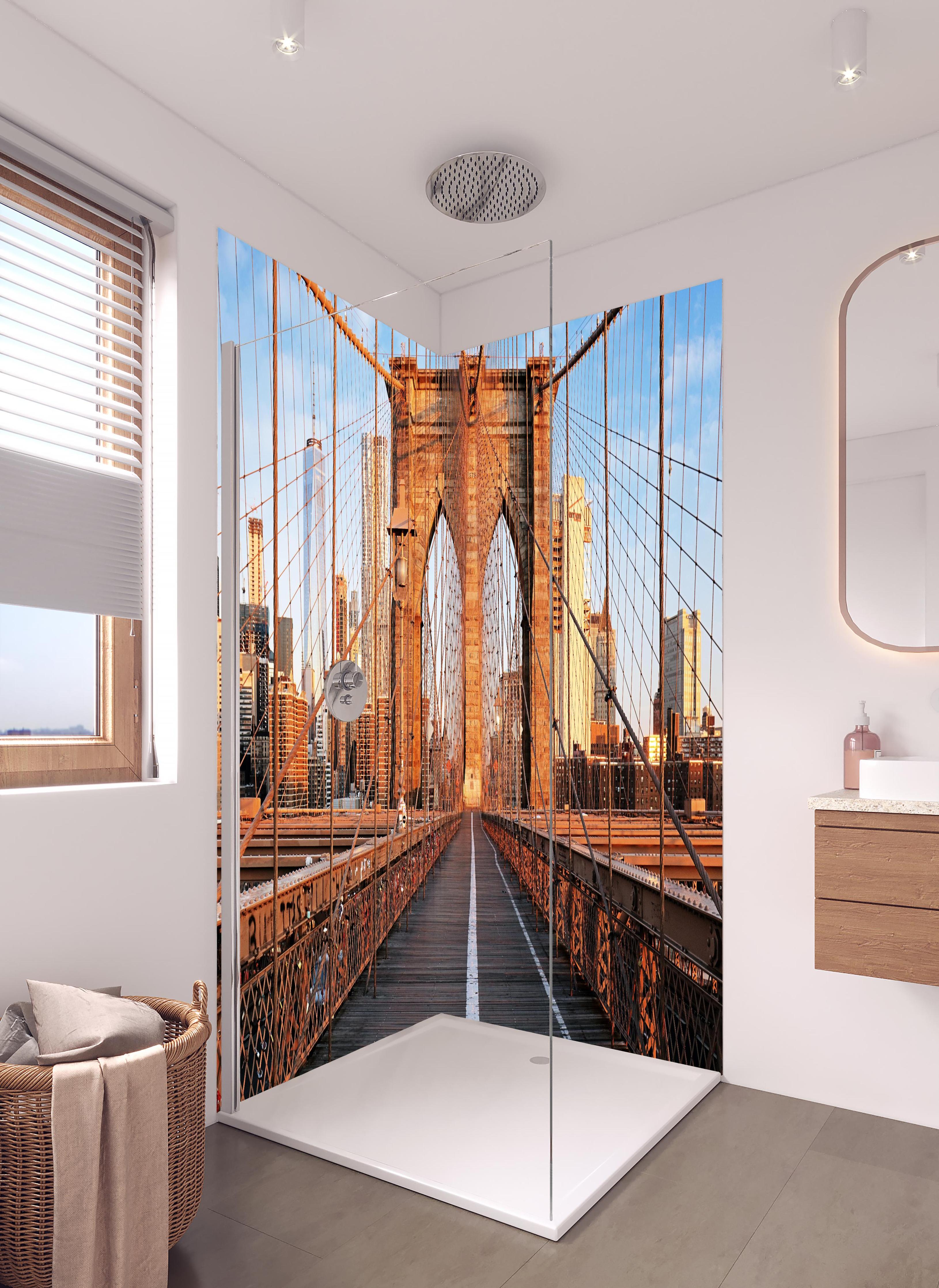 Duschrückwand - Brooklyn Bridge bei Sonnenaufgang in hellem Badezimmer mit Regenduschkopf  - zweiteilige Eck-Duschrückwand