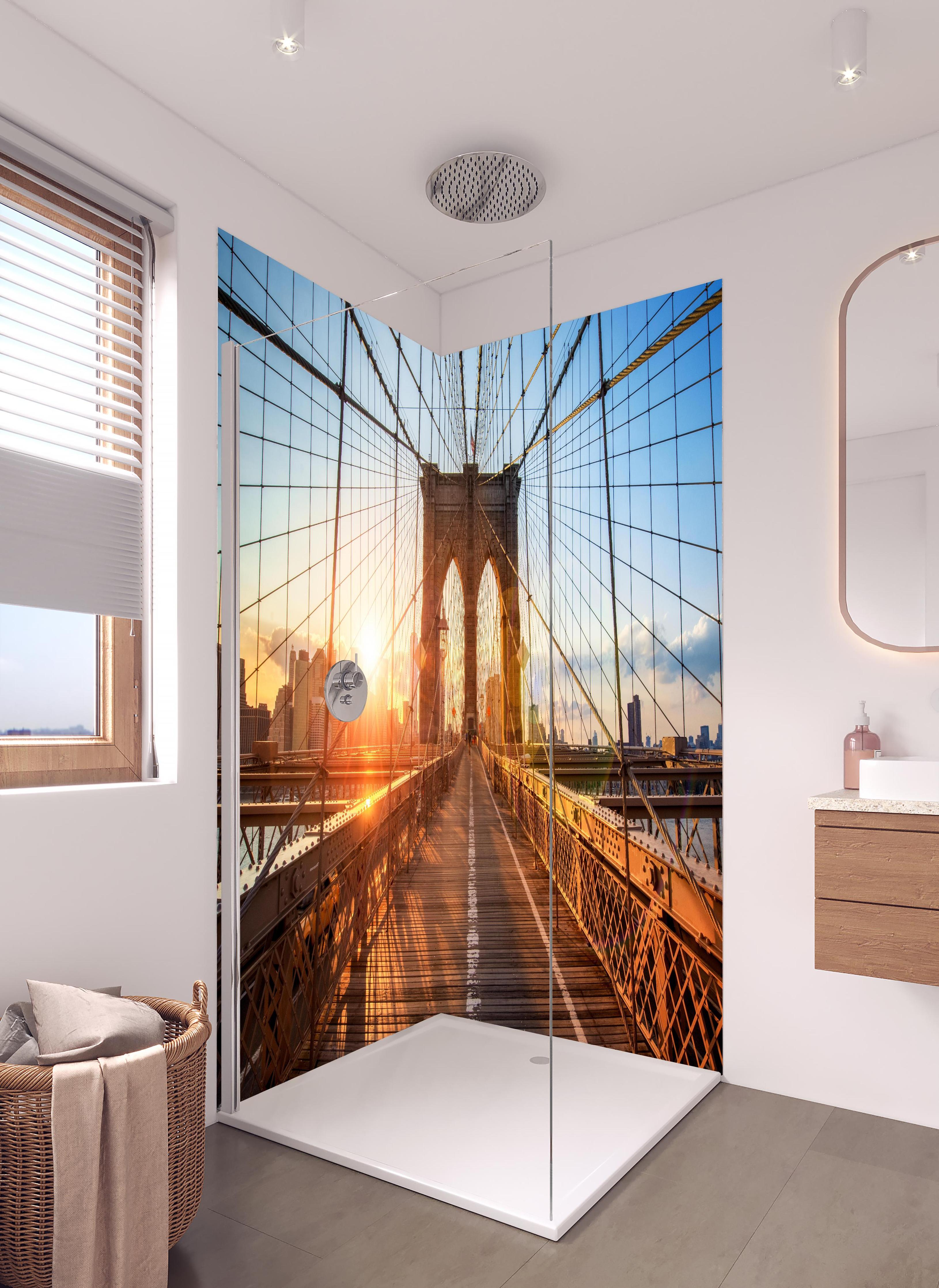 Duschrückwand - Brooklyn Bridge bei Sonnenuntergang  in hellem Badezimmer mit Regenduschkopf  - zweiteilige Eck-Duschrückwand