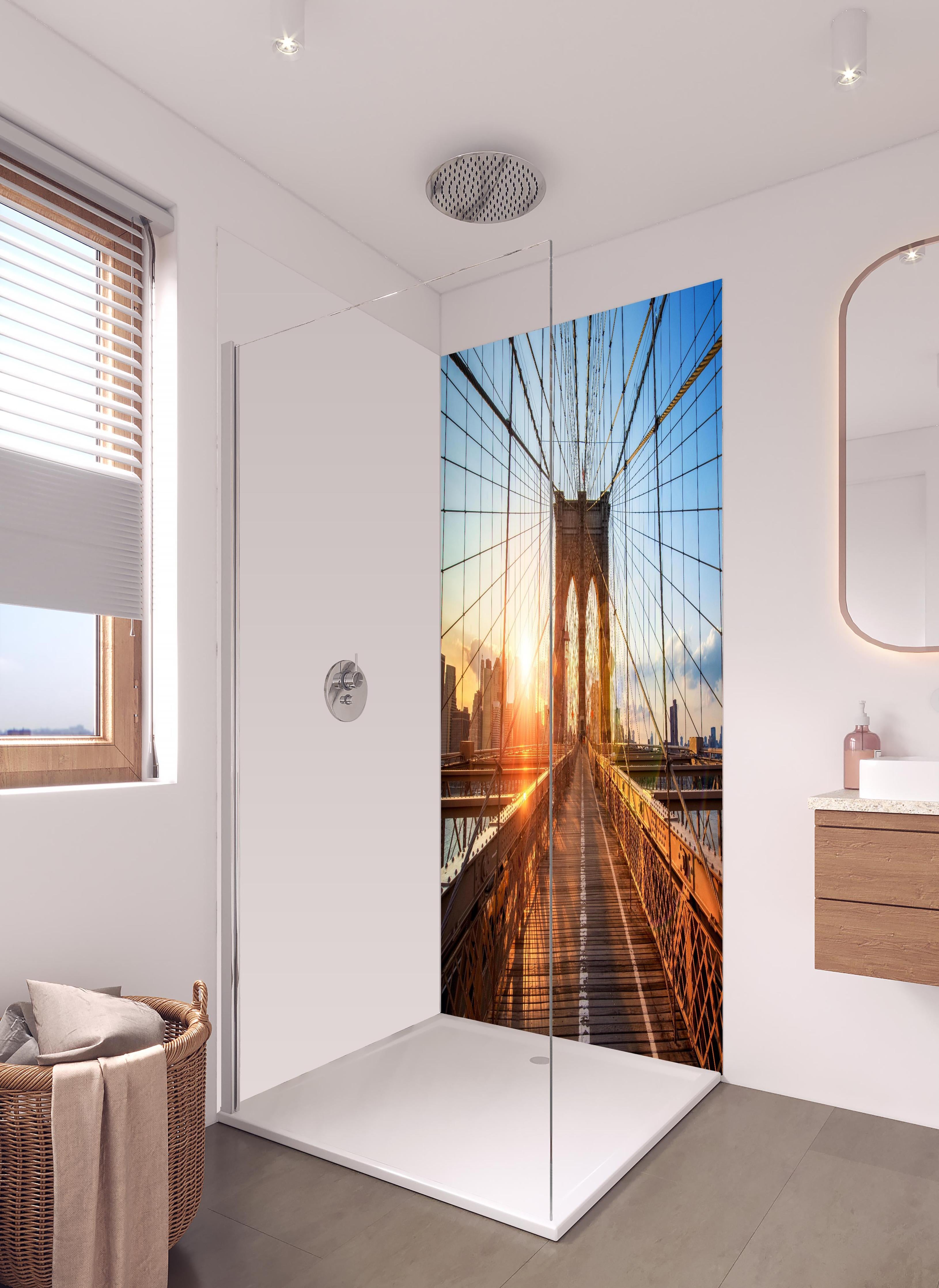 Duschrückwand - Brooklyn Bridge bei Sonnenuntergang  in hellem Badezimmer mit Regenduschkopf  - zweiteilige Eck-Duschrückwand