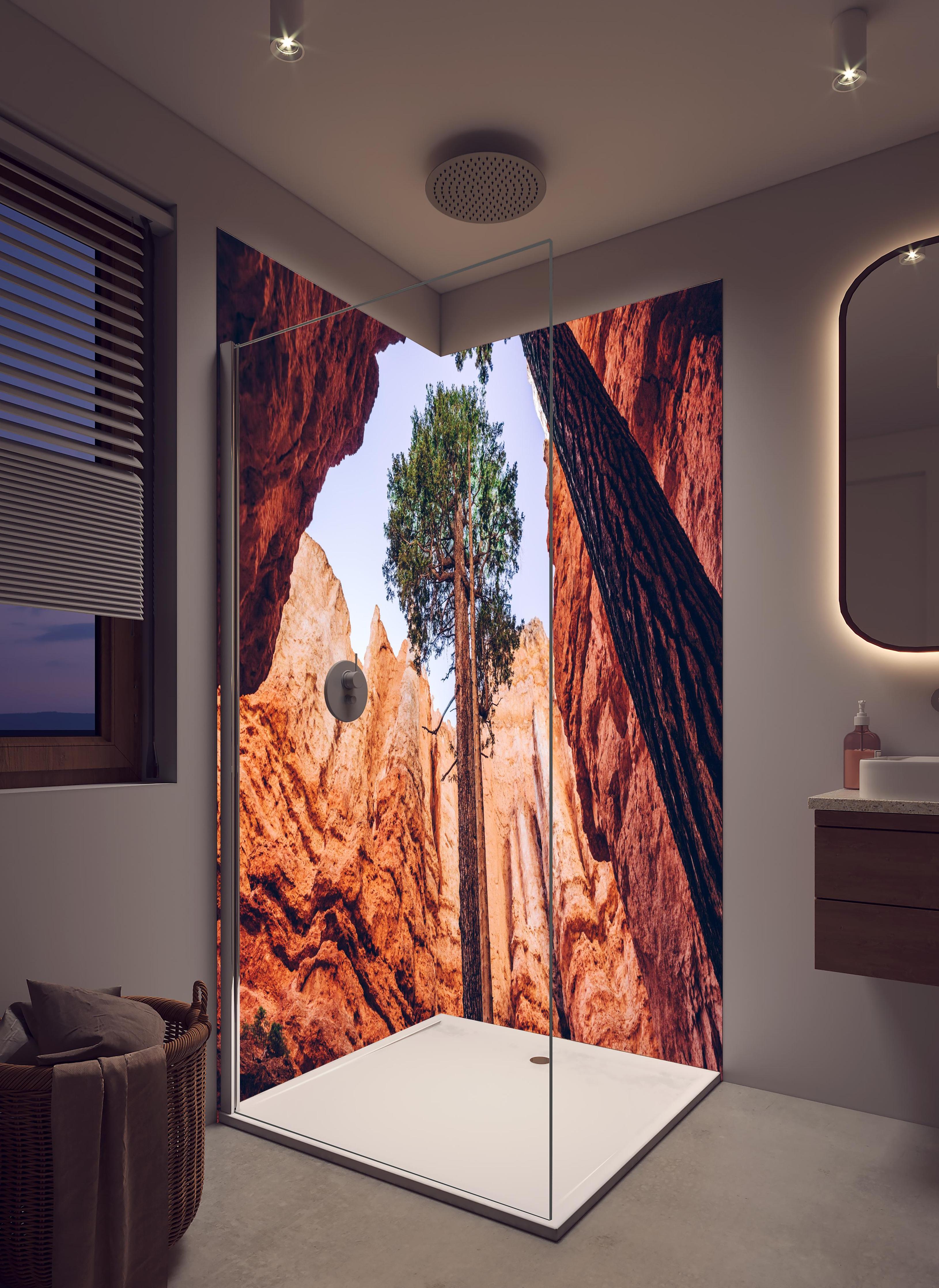 Duschrückwand - Bryce Canyon Felsen Himmel Baum in hellem Badezimmer mit Regenduschkopf  - zweiteilige Eck-Duschrückwand