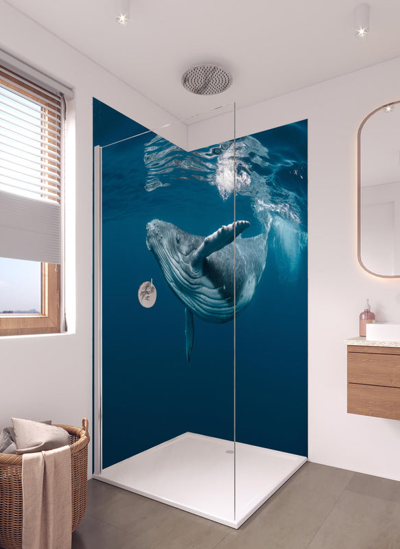 Duschrückwand - Buckelbaby - nähe Wasseroberfläche in hellem Badezimmer mit Regenduschkopf  - zweiteilige Eck-Duschrückwand