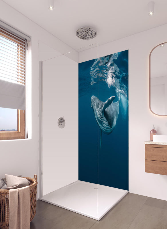 Duschrückwand - Buckelbaby - nähe Wasseroberfläche in hellem Badezimmer mit Regenduschkopf  - zweiteilige Eck-Duschrückwand