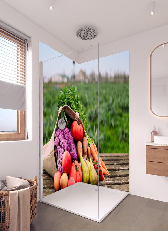 Duschrückwand - Bunte Vielfalt frischer Bio-Ernte in hellem Badezimmer mit Regenduschkopf  - zweiteilige Eck-Duschrückwand