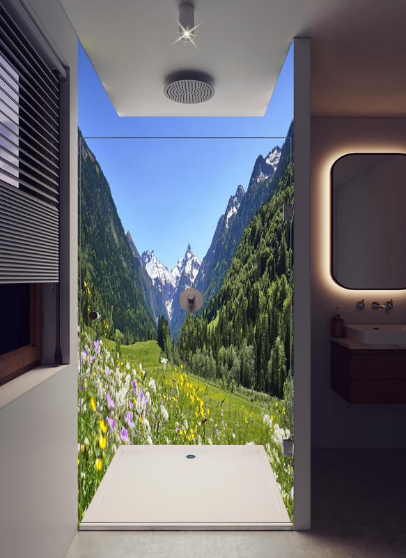 Duschrückwand - Bunte Wiese in den Alpen in hellem Badezimmer mit Regenduschkopf  - zweiteilige Eck-Duschrückwand