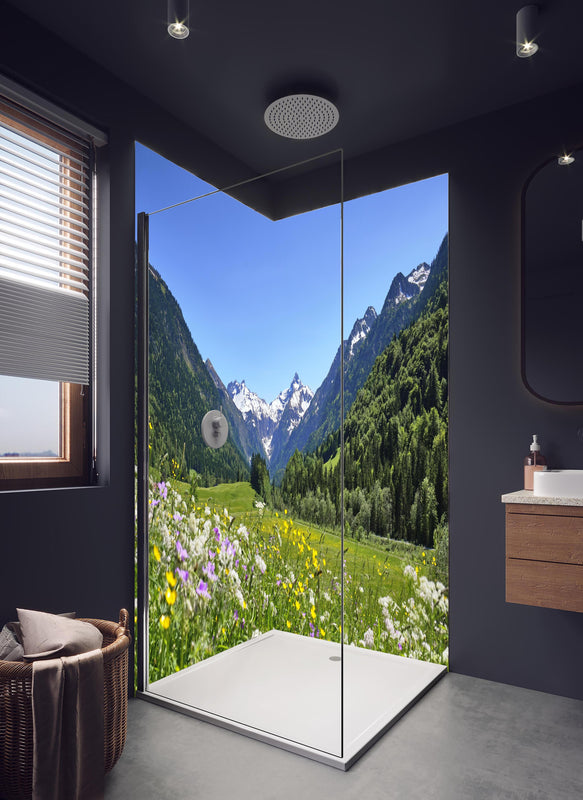 Duschrückwand - Bunte Wiese in den Alpen in hellem Badezimmer mit Regenduschkopf  - zweiteilige Eck-Duschrückwand