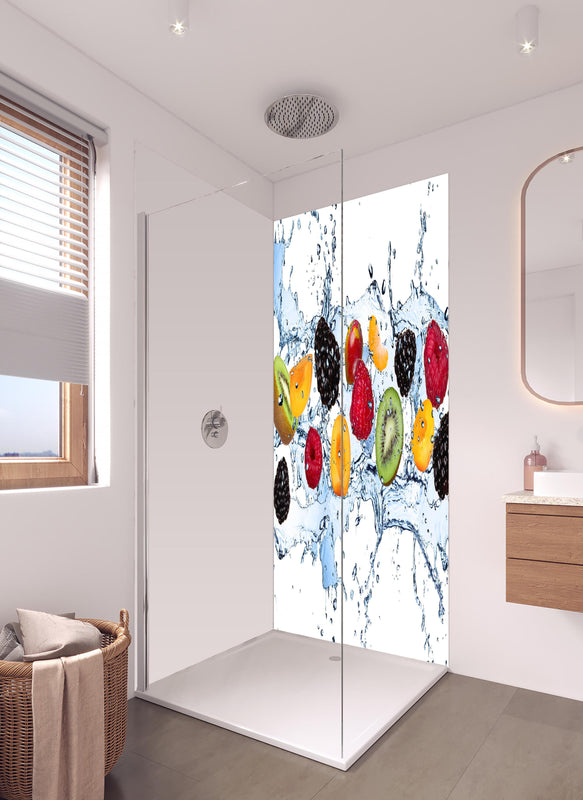 Duschrückwand - Buntes Fruchtwasser-Splash Fotografie in hellem Badezimmer mit Regenduschkopf  - zweiteilige Eck-Duschrückwand