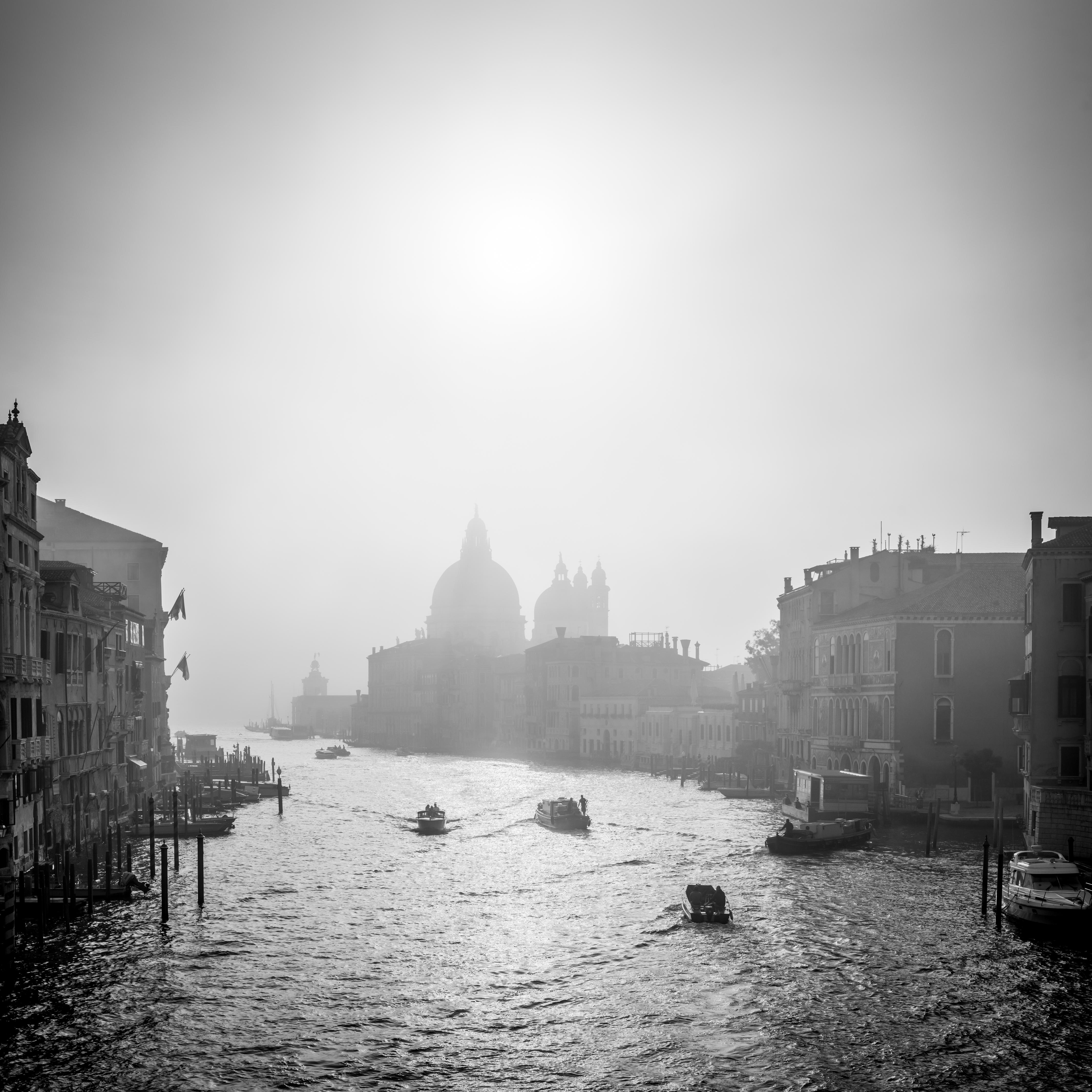 Duschrückwand-Canal Grande in Schwarz-weiß