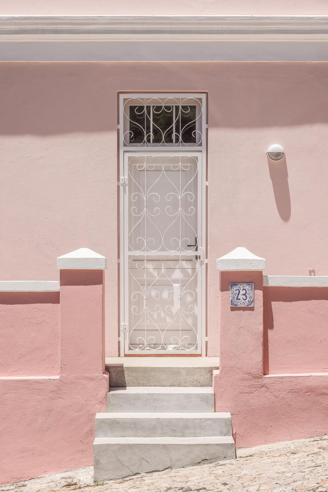 Duschrückwand - Charmante pastellrosa Hausfassade