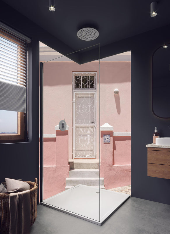 Duschrückwand - Charmante pastellrosa Hausfassade in hellem Badezimmer mit Regenduschkopf  - zweiteilige Eck-Duschrückwand