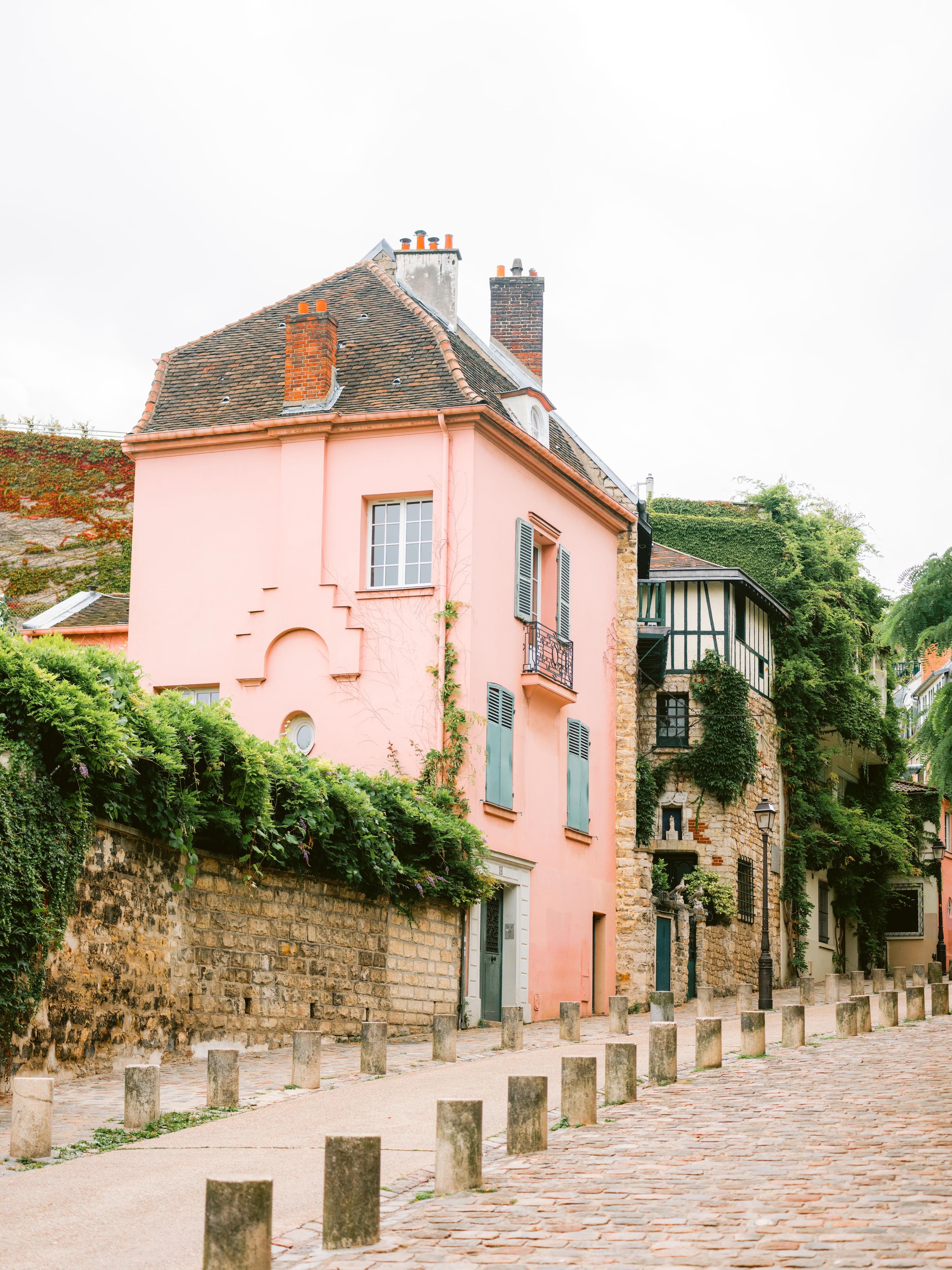 Duschrückwand-Charmantes Haus in Paris mit rosa Fassade