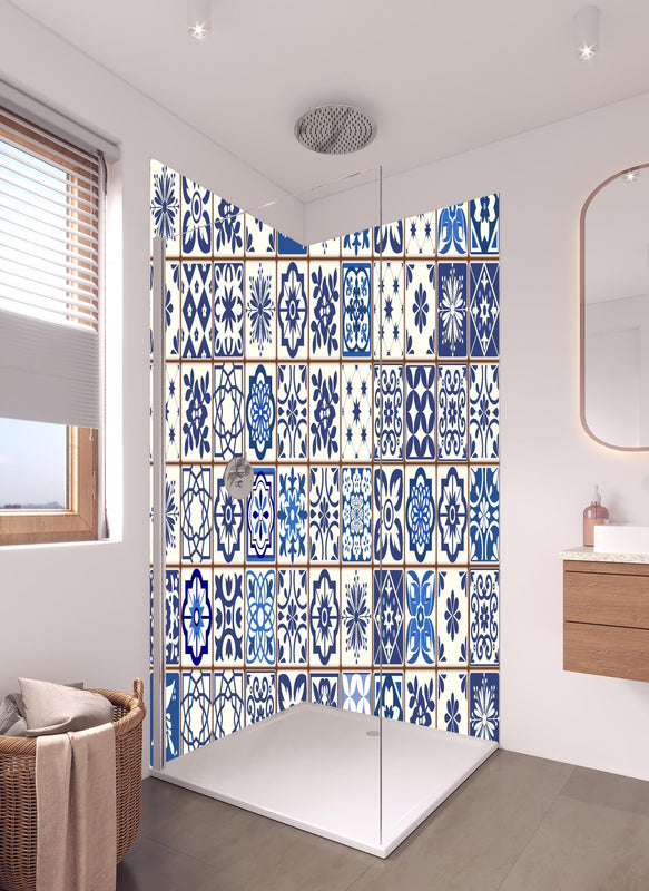 Duschrückwand - Dekorative blaue Keramik Kacheln mit Mustern in hellem Badezimmer mit Regenduschkopf  - zweiteilige Eck-Duschrückwand
