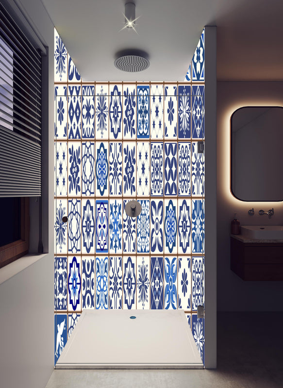 Duschrückwand - Dekorative blaue Keramik Kacheln mit Mustern in hellem Badezimmer mit Regenduschkopf  - zweiteilige Eck-Duschrückwand