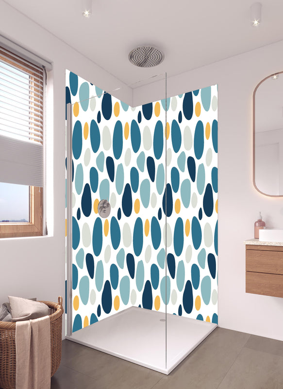 Duschrückwand - Dekoratives Blau-Weiß-Oranges Designmuster in hellem Badezimmer mit Regenduschkopf  - zweiteilige Eck-Duschrückwand