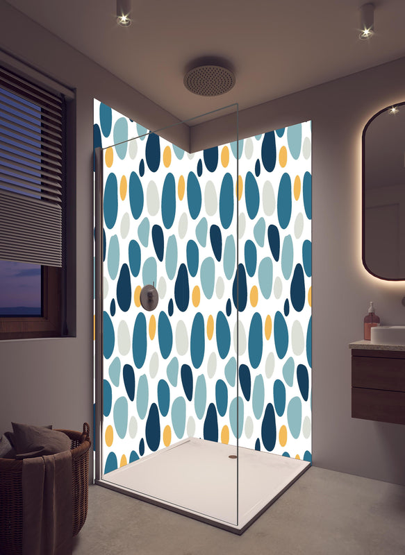 Duschrückwand - Dekoratives Blau-Weiß-Oranges Designmuster in hellem Badezimmer mit Regenduschkopf  - zweiteilige Eck-Duschrückwand