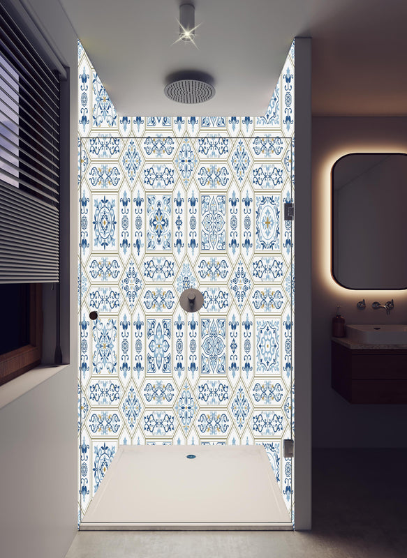 Duschrückwand - Dekoratives Blau-Weißes Vintage Fliesenmuster in hellem Badezimmer mit Regenduschkopf  - zweiteilige Eck-Duschrückwand