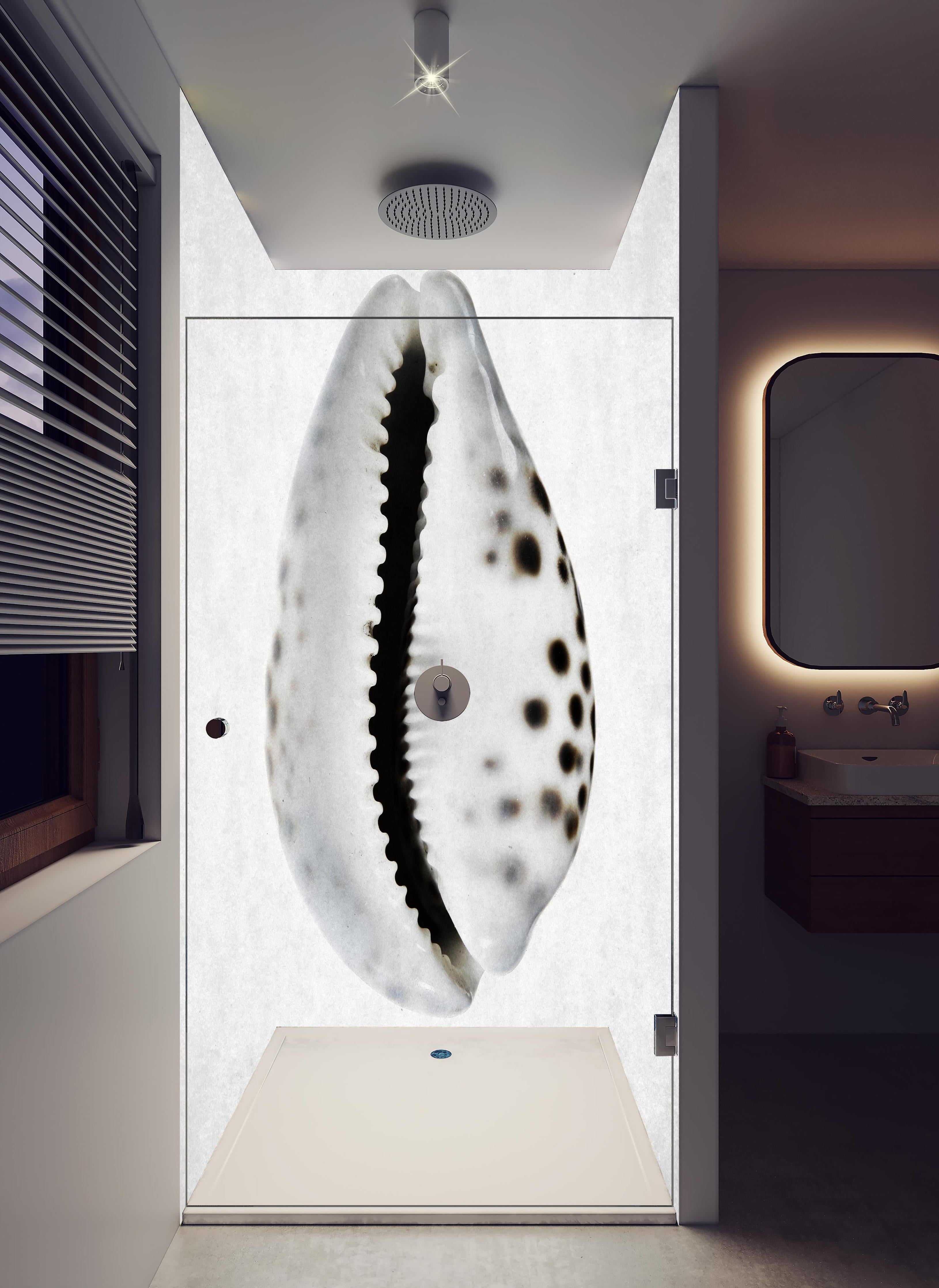 Duschrückwand - Detailbild Weiße Schnecke mit Grau-Sprenkeln in hellem Badezimmer mit Regenduschkopf  - zweiteilige Eck-Duschrückwand