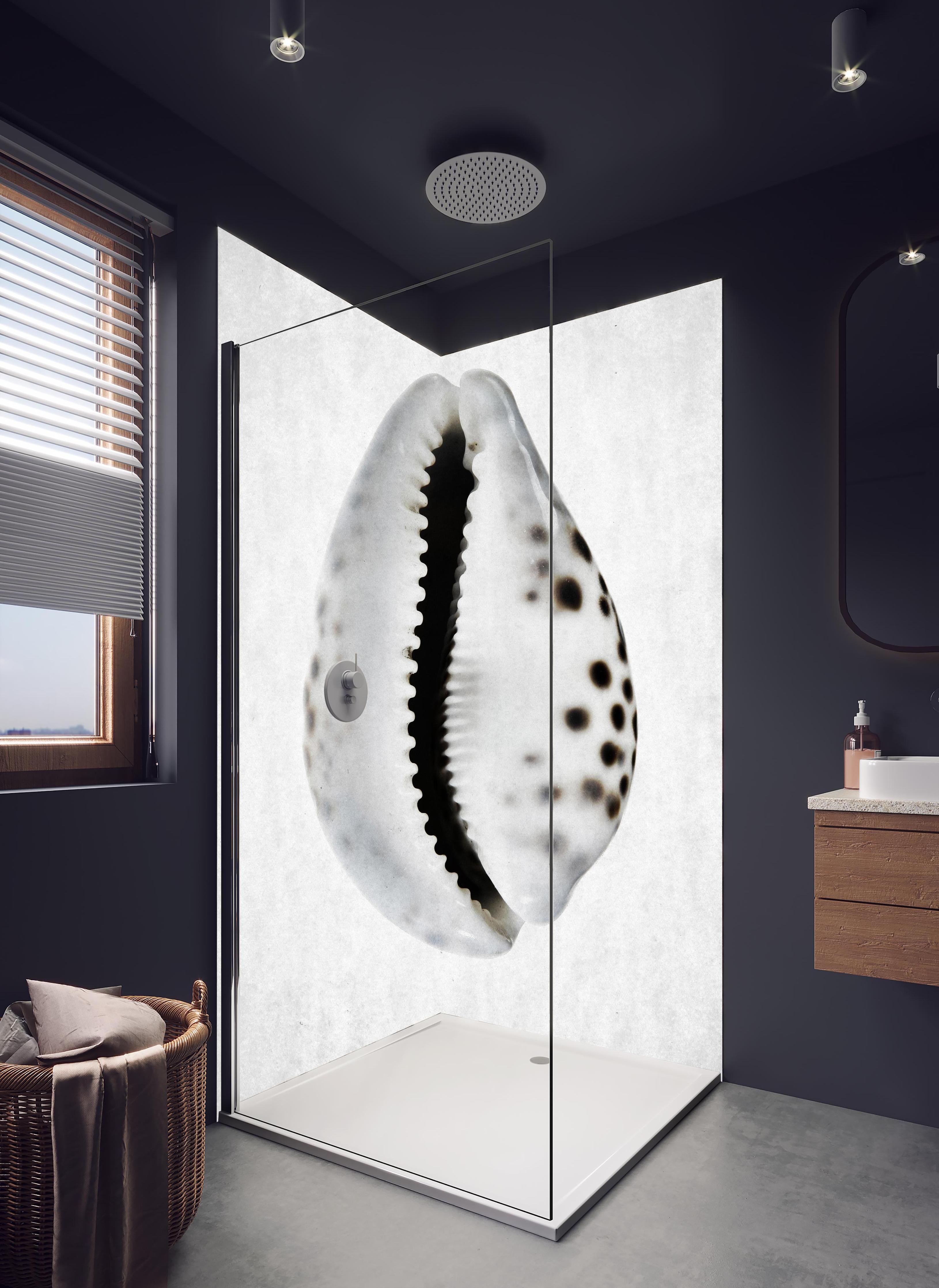 Duschrückwand - Detailbild Weiße Schnecke mit Grau-Sprenkeln in hellem Badezimmer mit Regenduschkopf  - zweiteilige Eck-Duschrückwand