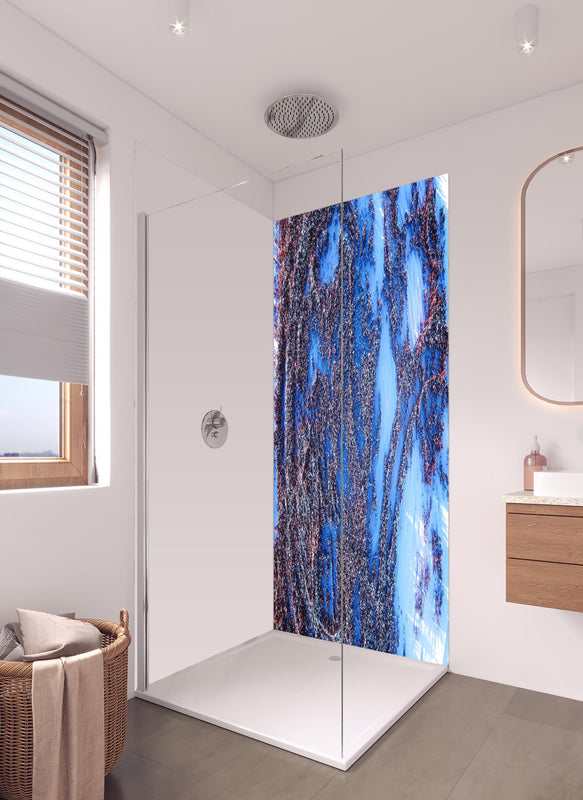 Duschrückwand - Digitale abstrakte 3D Topografie Kunst in hellem Badezimmer mit Regenduschkopf  - zweiteilige Eck-Duschrückwand