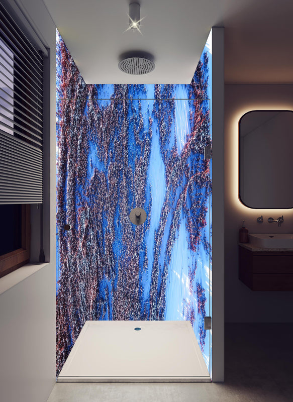 Duschrückwand - Digitale abstrakte 3D Topografie Kunst in hellem Badezimmer mit Regenduschkopf  - zweiteilige Eck-Duschrückwand