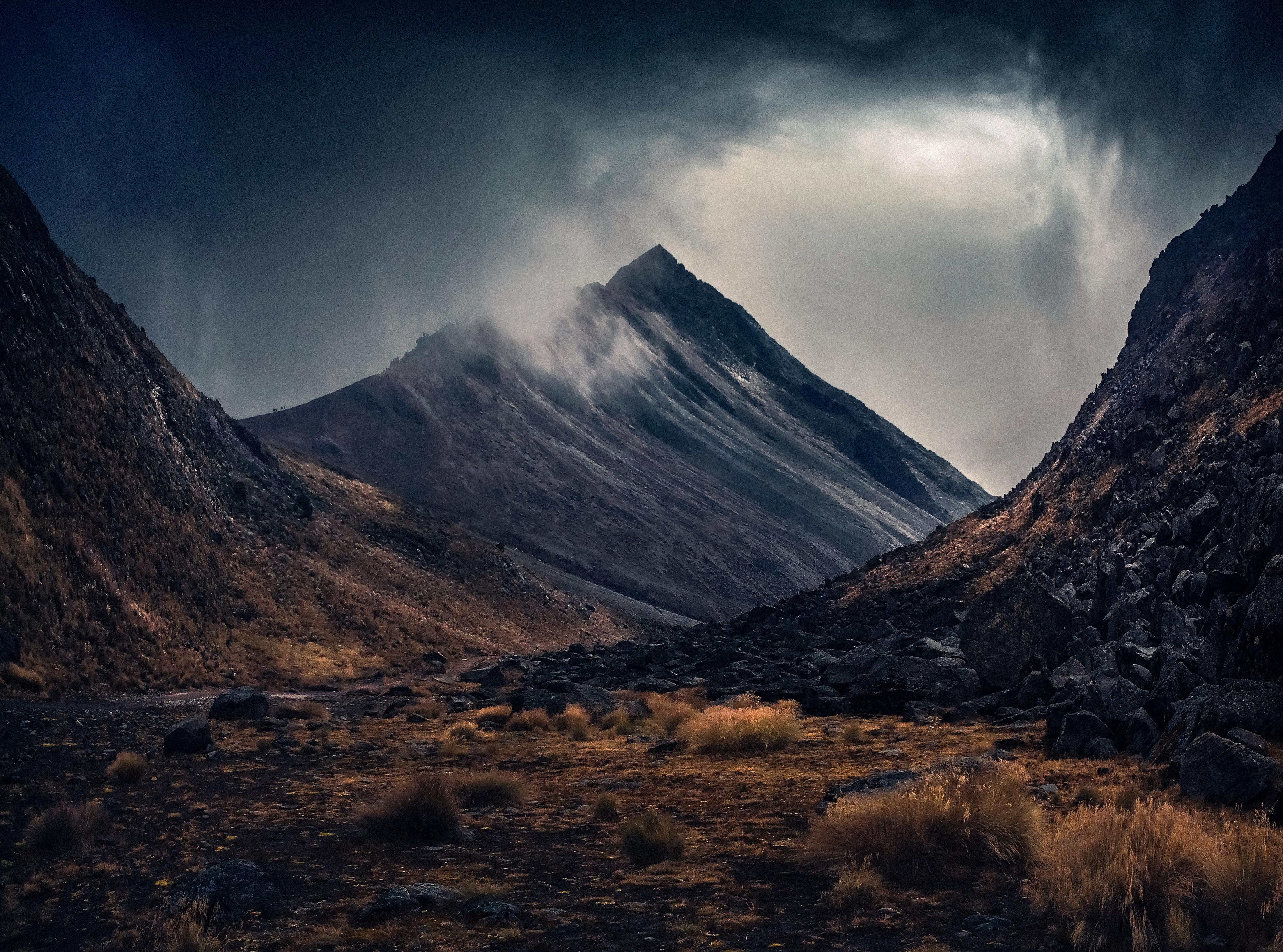 Duschrückwand-Dramatische Bergszene mit dunklen Wolken