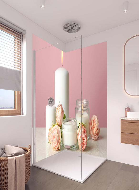 Duschrückwand - Duftkerzen und Rosen auf weißem Tisch  in hellem Badezimmer mit Regenduschkopf  - zweiteilige Eck-Duschrückwand