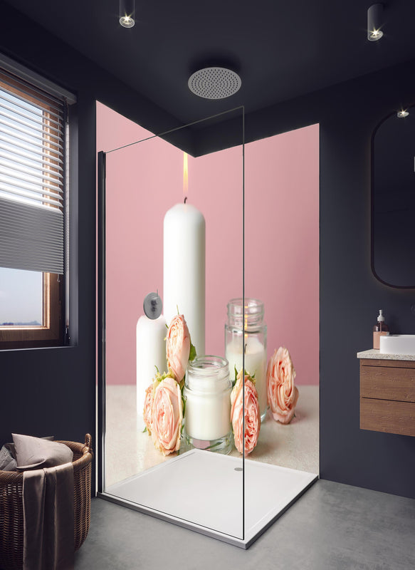 Duschrückwand - Duftkerzen und Rosen auf weißem Tisch  in hellem Badezimmer mit Regenduschkopf  - zweiteilige Eck-Duschrückwand