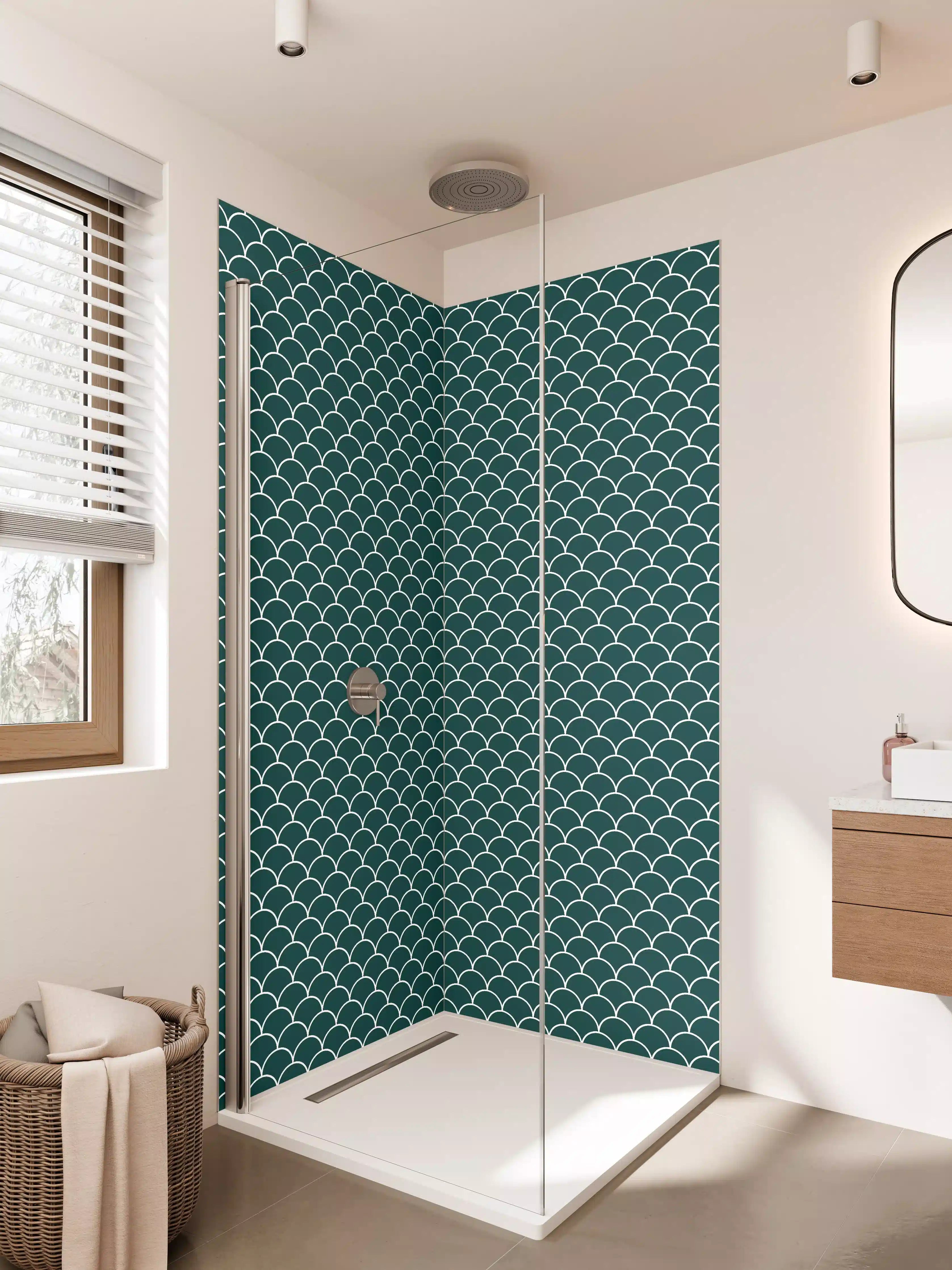 Duschrückwand - Dunkle Meeresmuster mit weißen Schuppen