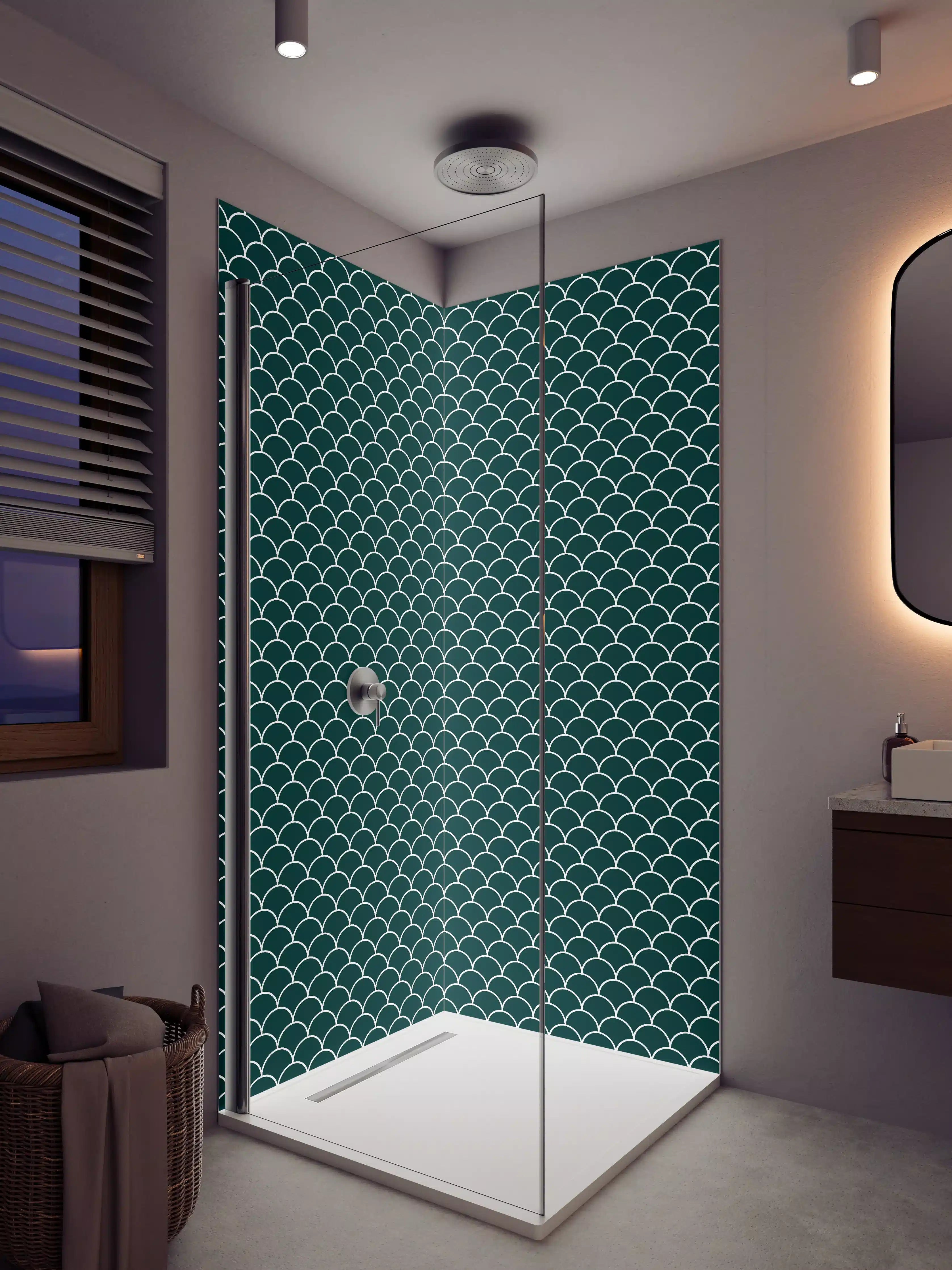 Duschrückwand - Dunkle Meeresmuster mit weißen Schuppen