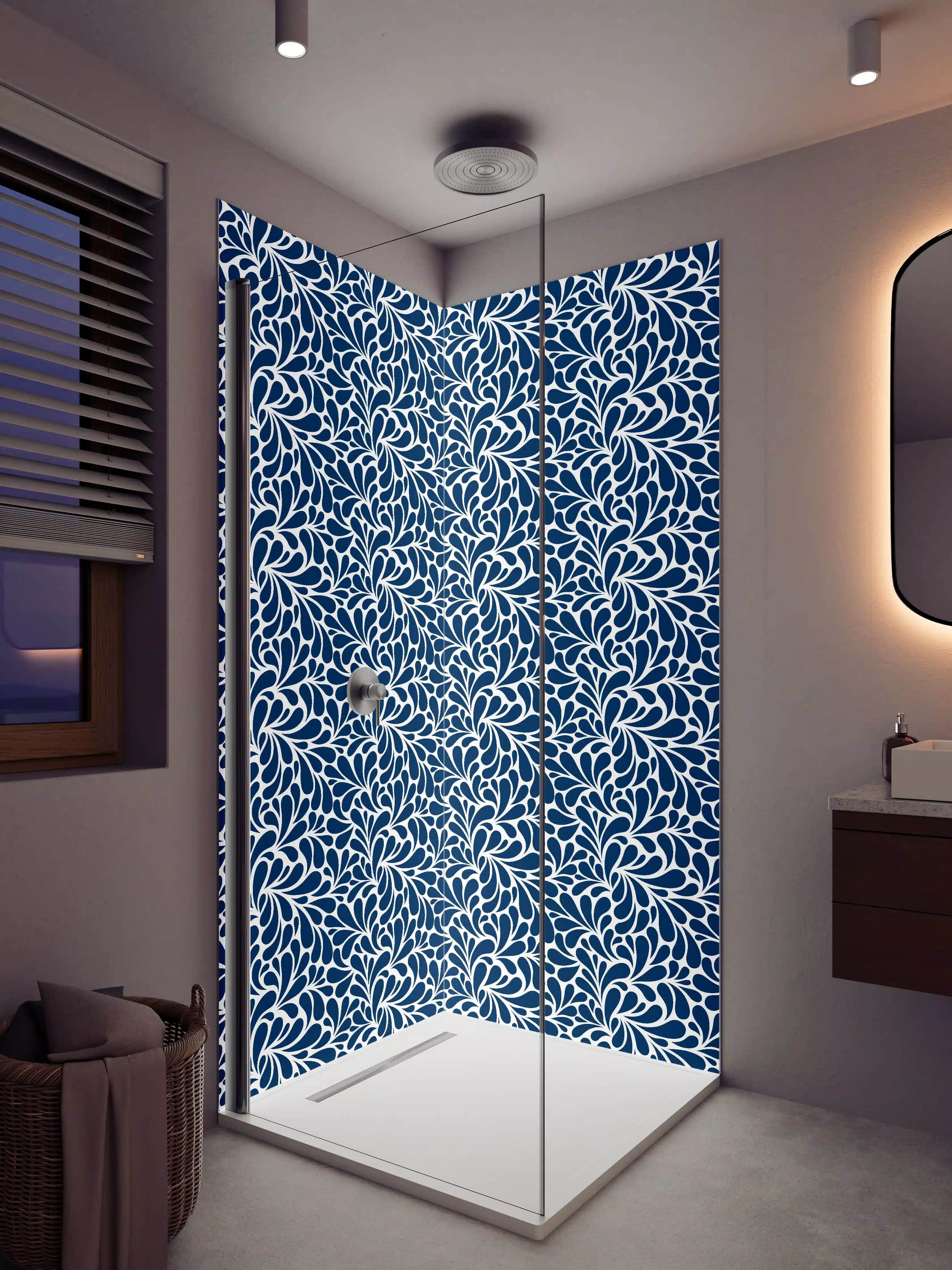 Duschrückwand - Dunkle blaue florale Musterwand mit weißen Akzenten