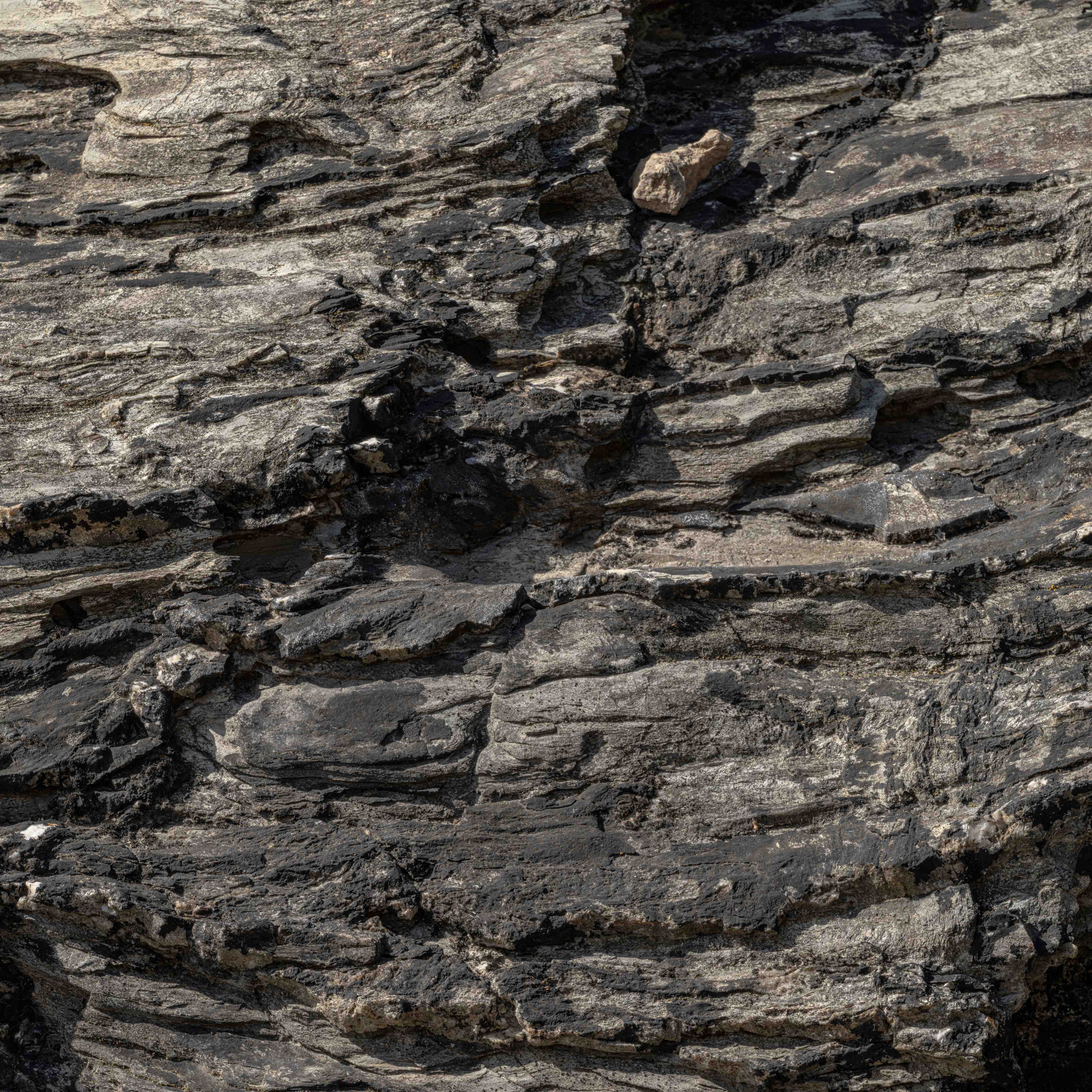 Duschrückwand-Dunkler Naturstein mit rauer Textur