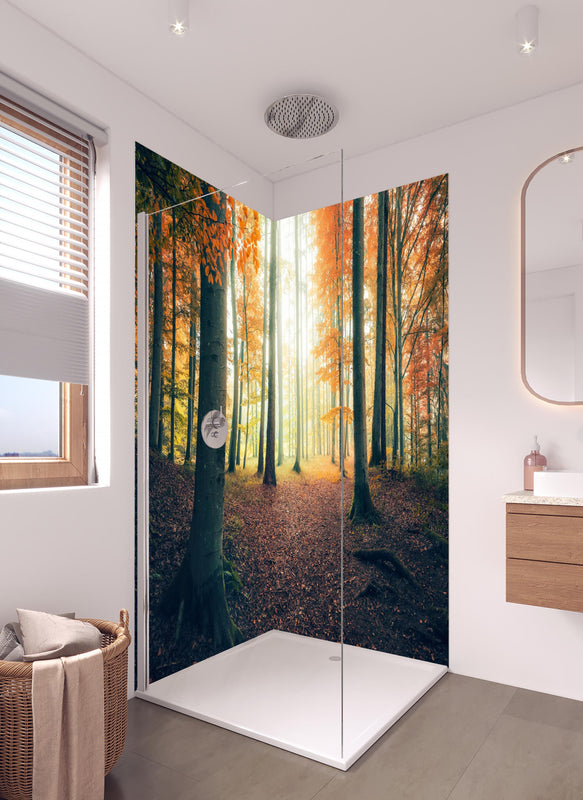 Duschrückwand - Dunkler Wald im Herbst in hellem Badezimmer mit Regenduschkopf  - zweiteilige Eck-Duschrückwand