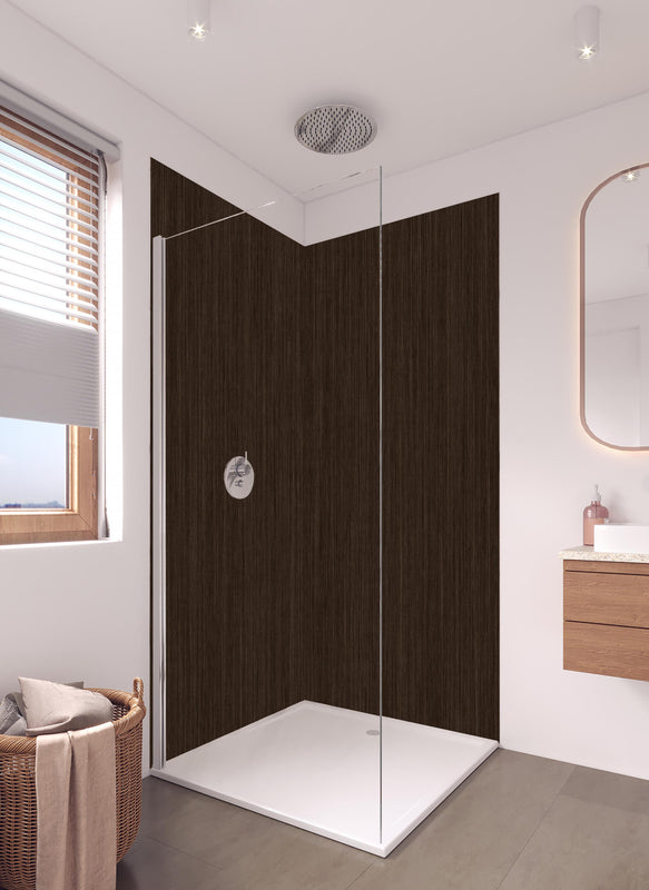 Duschrückwand - Dunkles strukturiertes Holz in hellem Badezimmer mit Regenduschkopf  - zweiteilige Eck-Duschrückwand