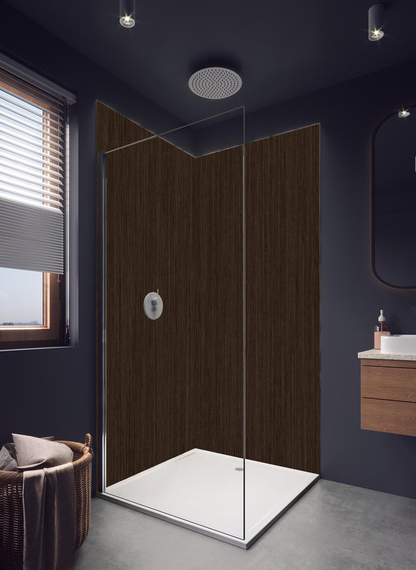 Duschrückwand - Dunkles strukturiertes Holz in hellem Badezimmer mit Regenduschkopf  - zweiteilige Eck-Duschrückwand