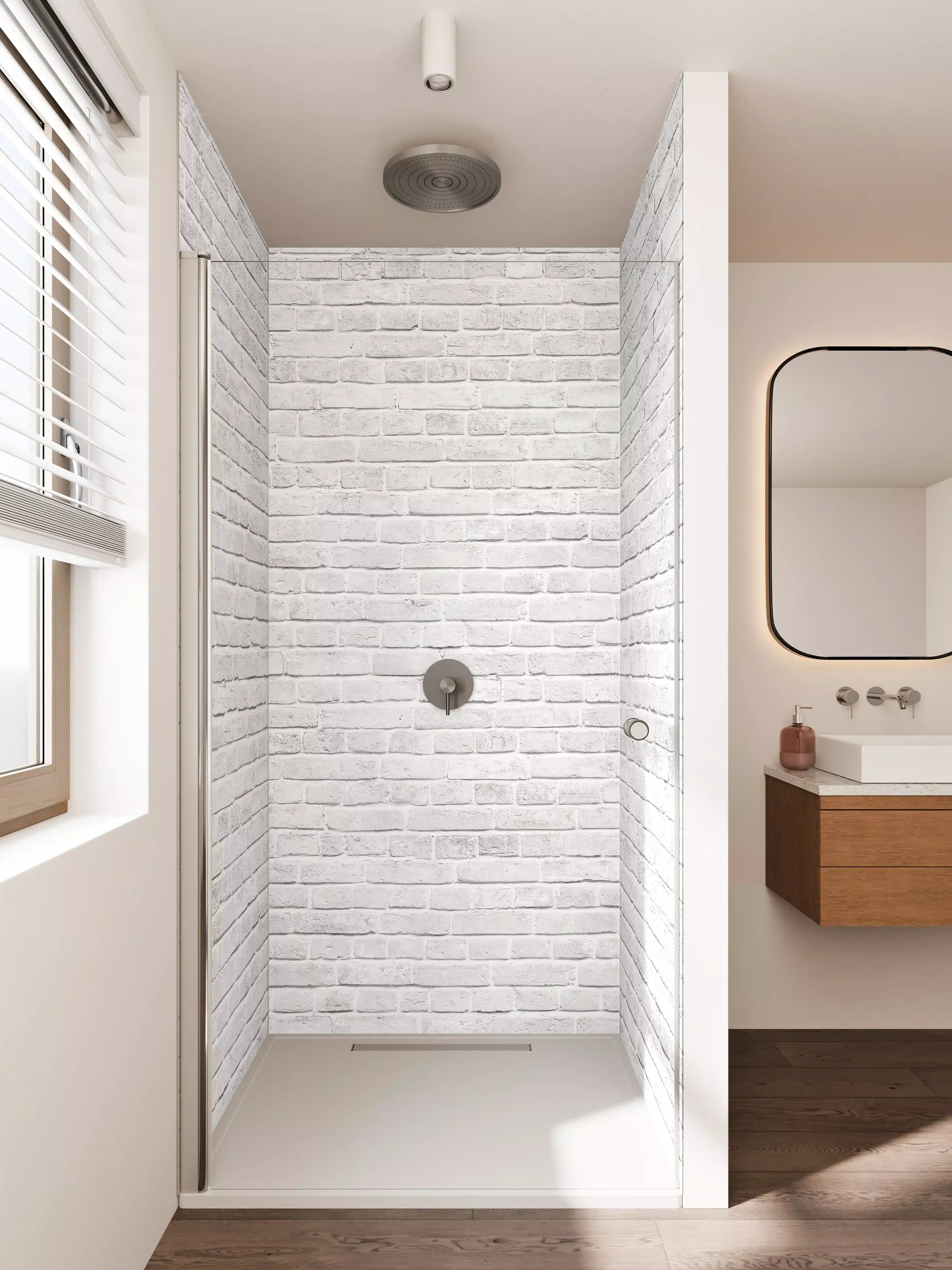 Duschrückwand - Weiße Ziegelwand mit dezenter Textur